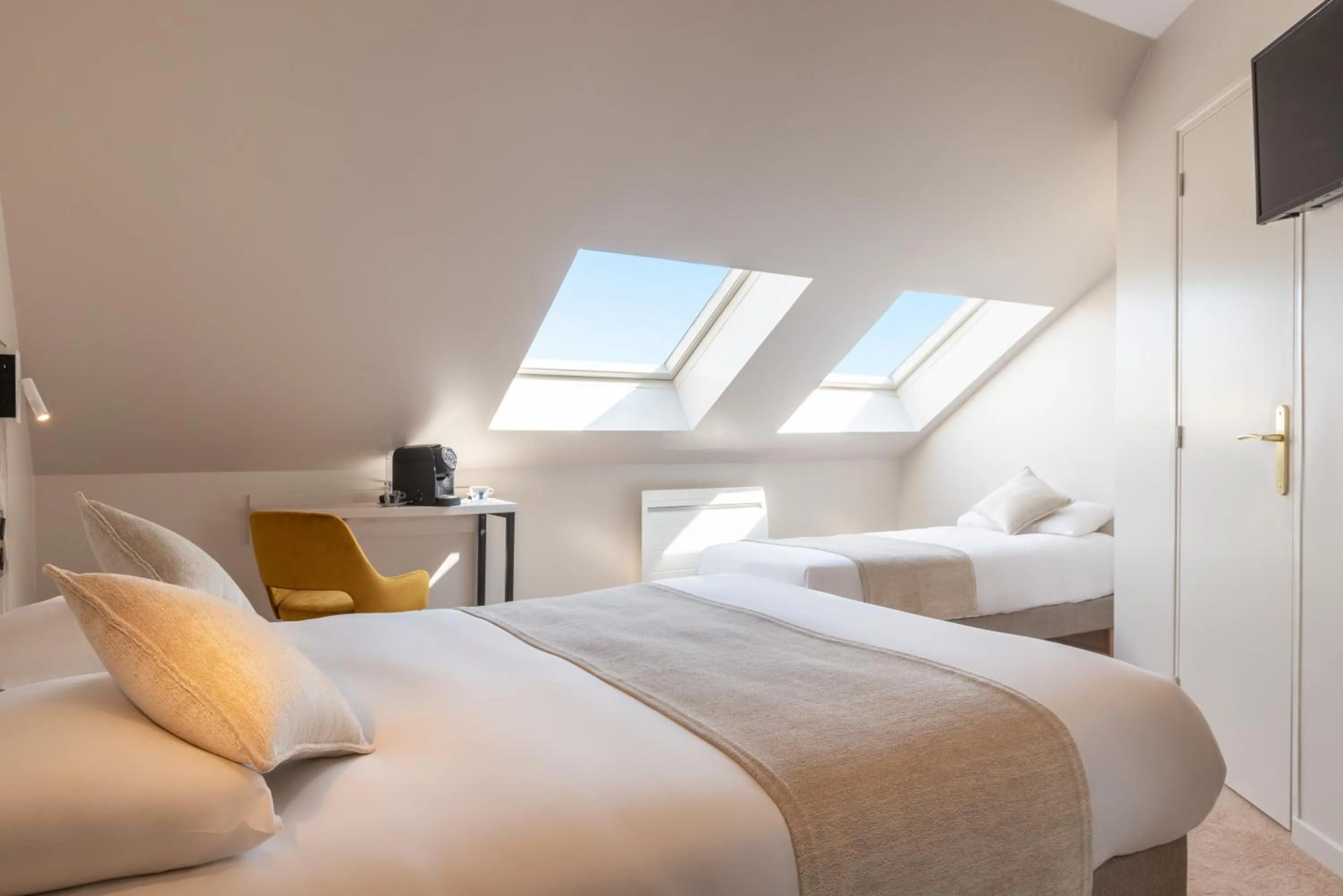 Property building, Bed in The Originals Boutique, Hôtel Porte de Dieppe