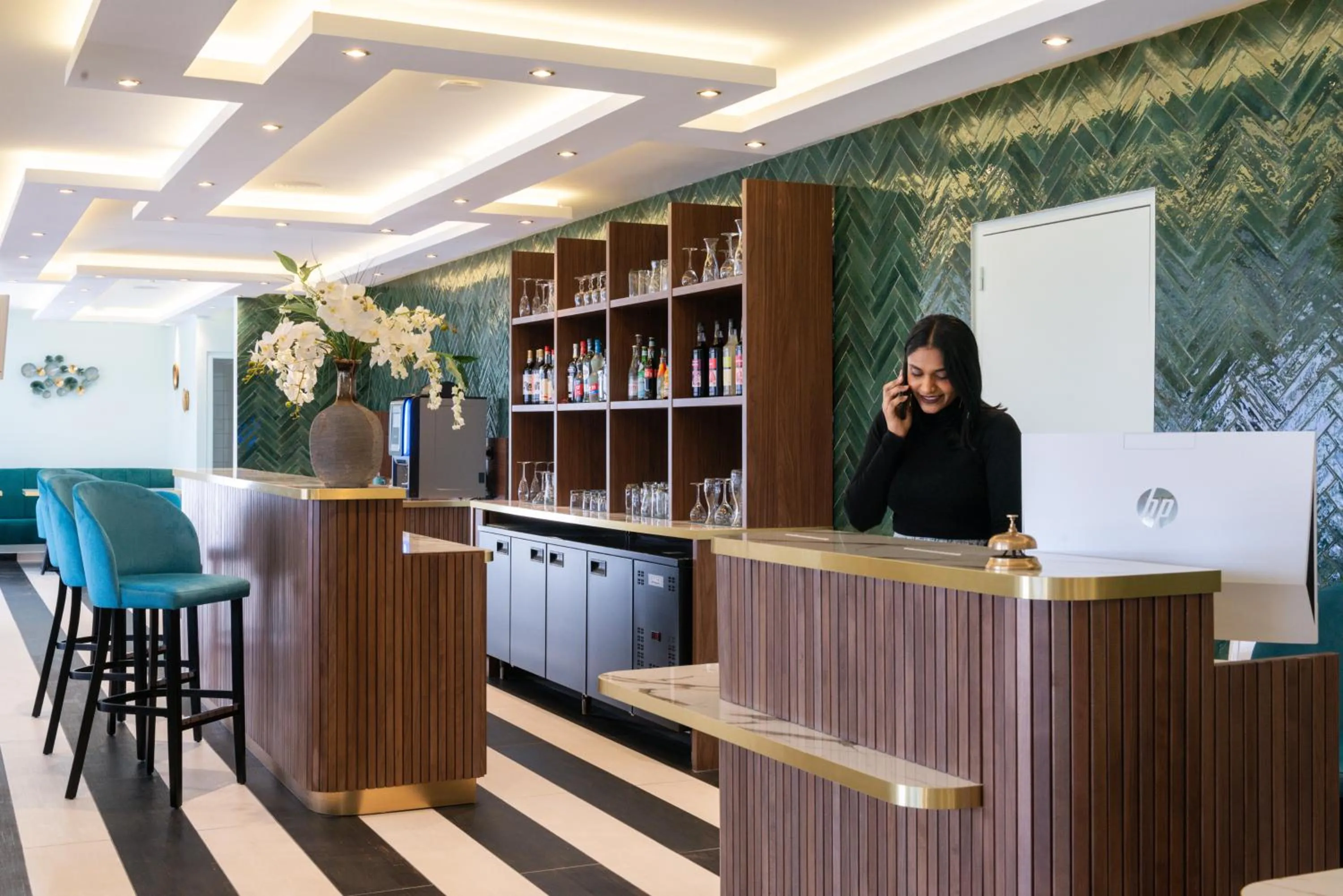 Staff in The Originals Boutique, Hôtel Porte de Dieppe