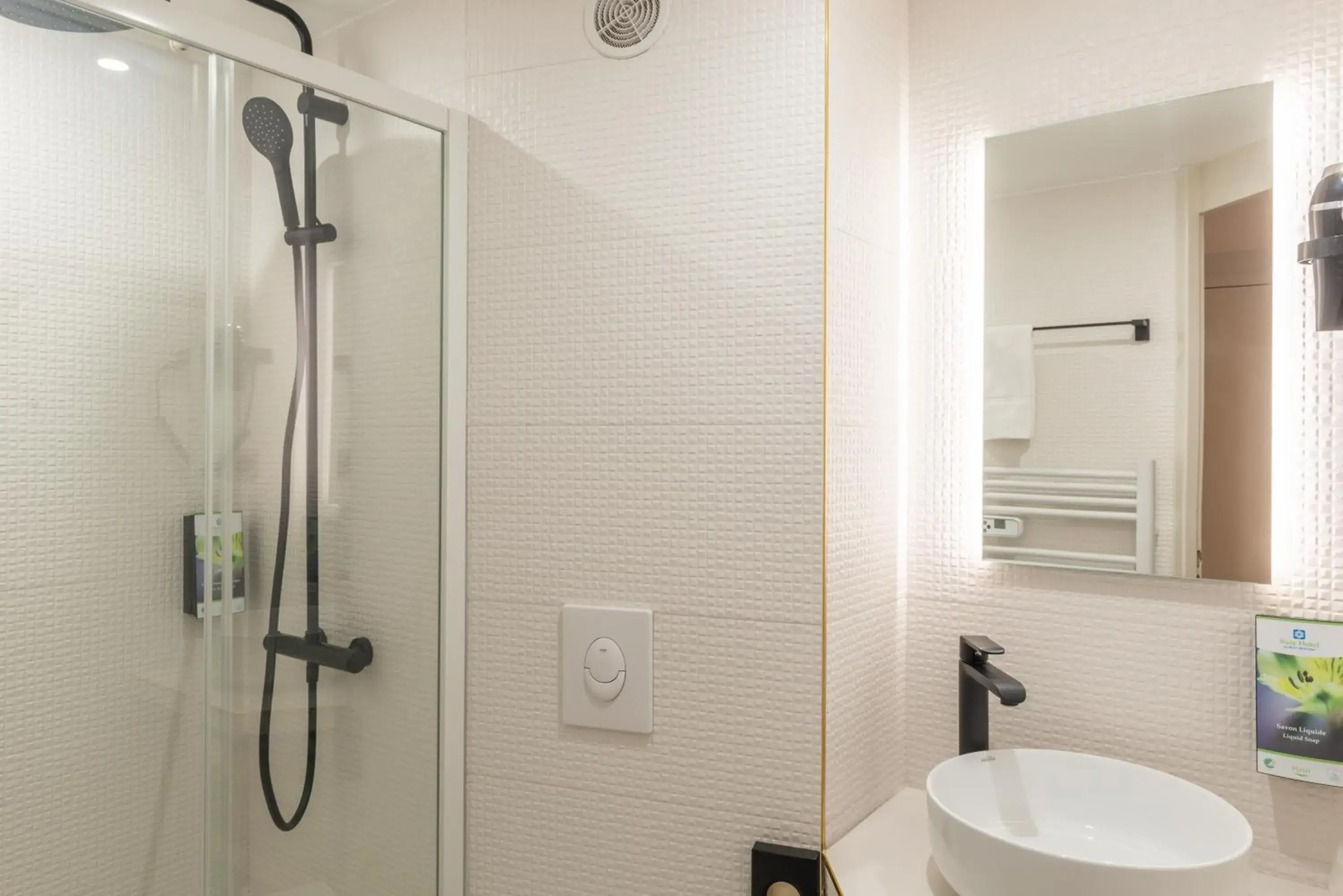 Elegance Twin Room in The Originals Boutique, Hôtel Porte de Dieppe Elegance Twin Room in The Originals Boutique, Hôtel Porte de Dieppe