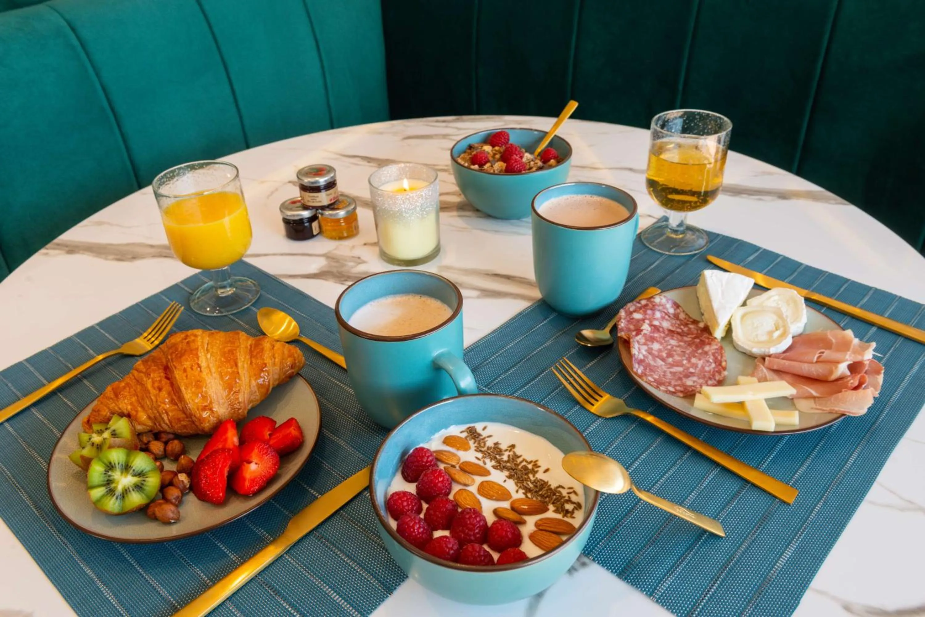 Restaurant/places to eat in The Originals Boutique, Hôtel Porte de Dieppe