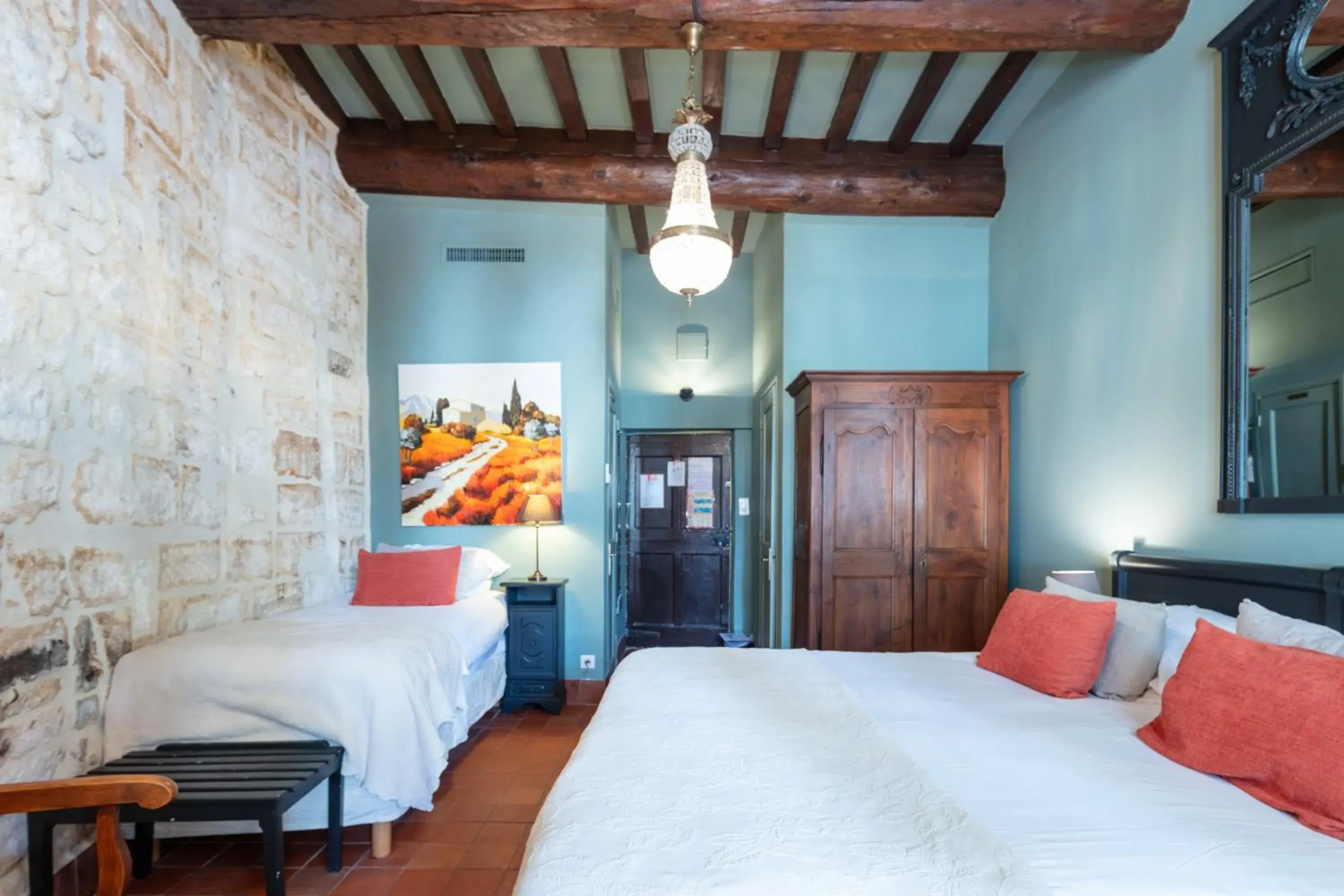 Charm Triple Room in Hotel De L'Atelier Charm Triple Room in Hotel De L'Atelier