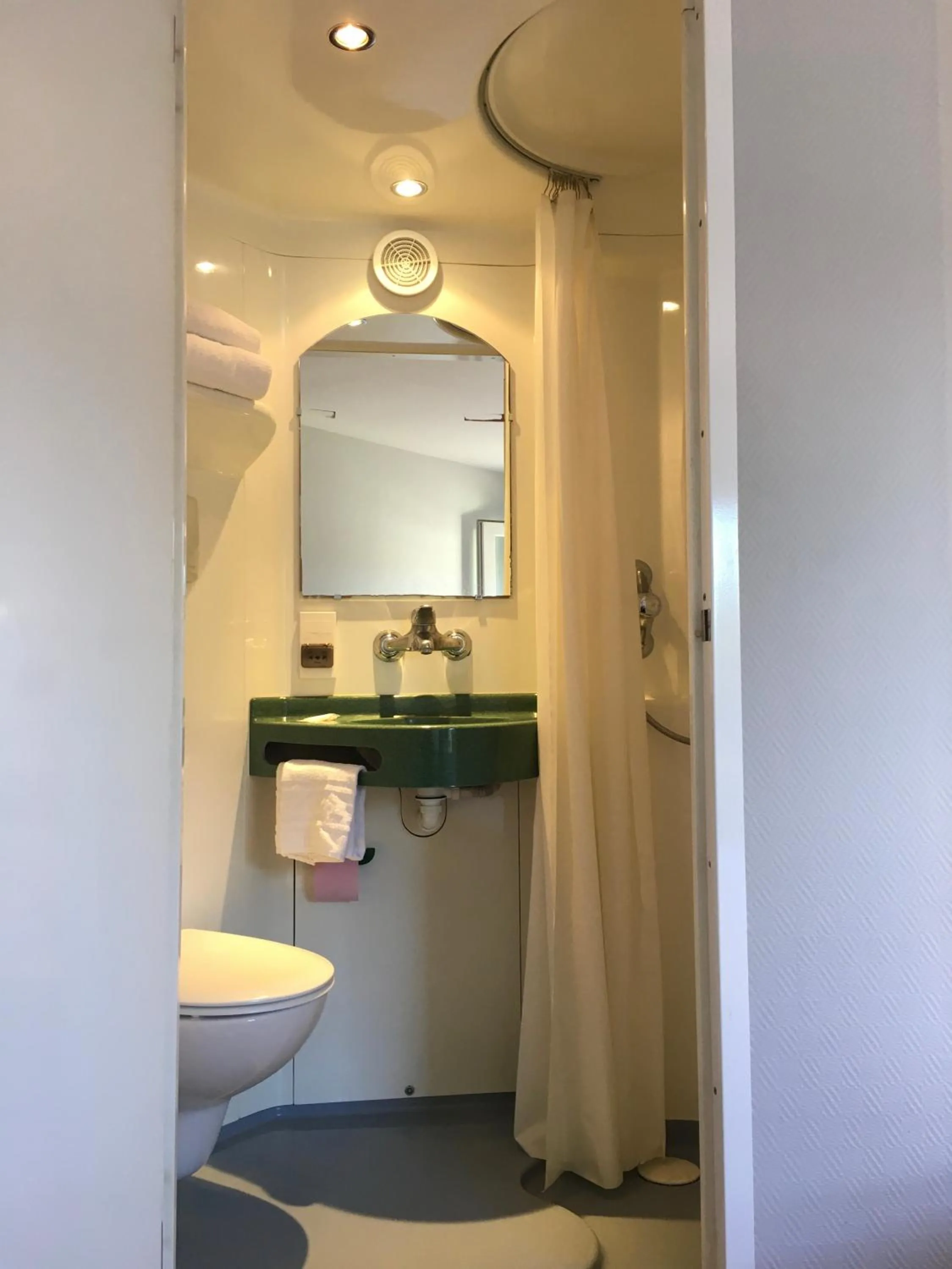 Bathroom in Fast Hotel Colmar Houssen