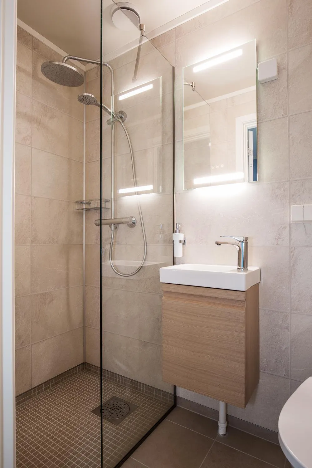 Shower in 8 Seasons Hotel