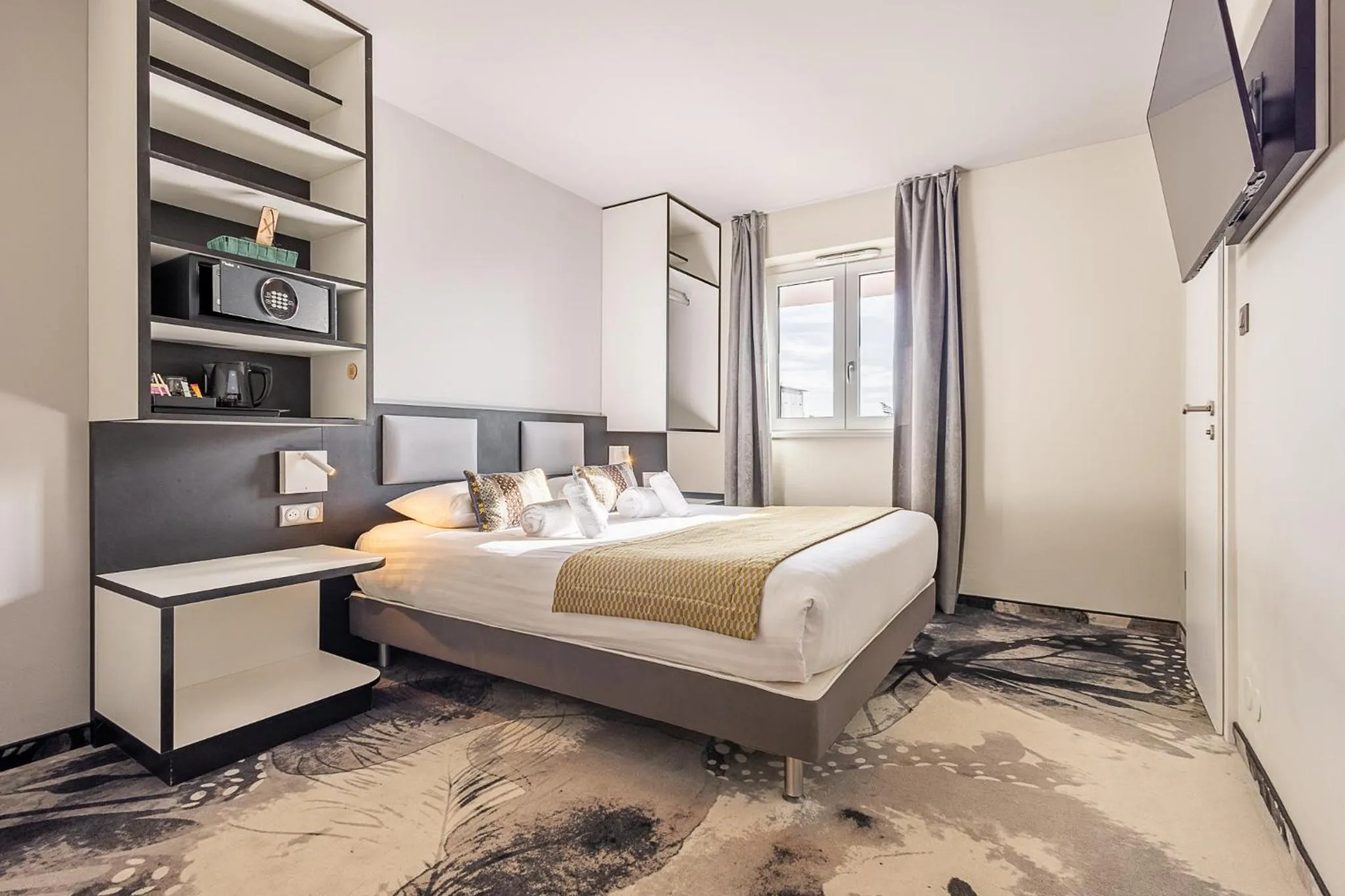 Photo of the whole room, Bed in Brit Hotel, Spa & Restaurant - Colmar Est