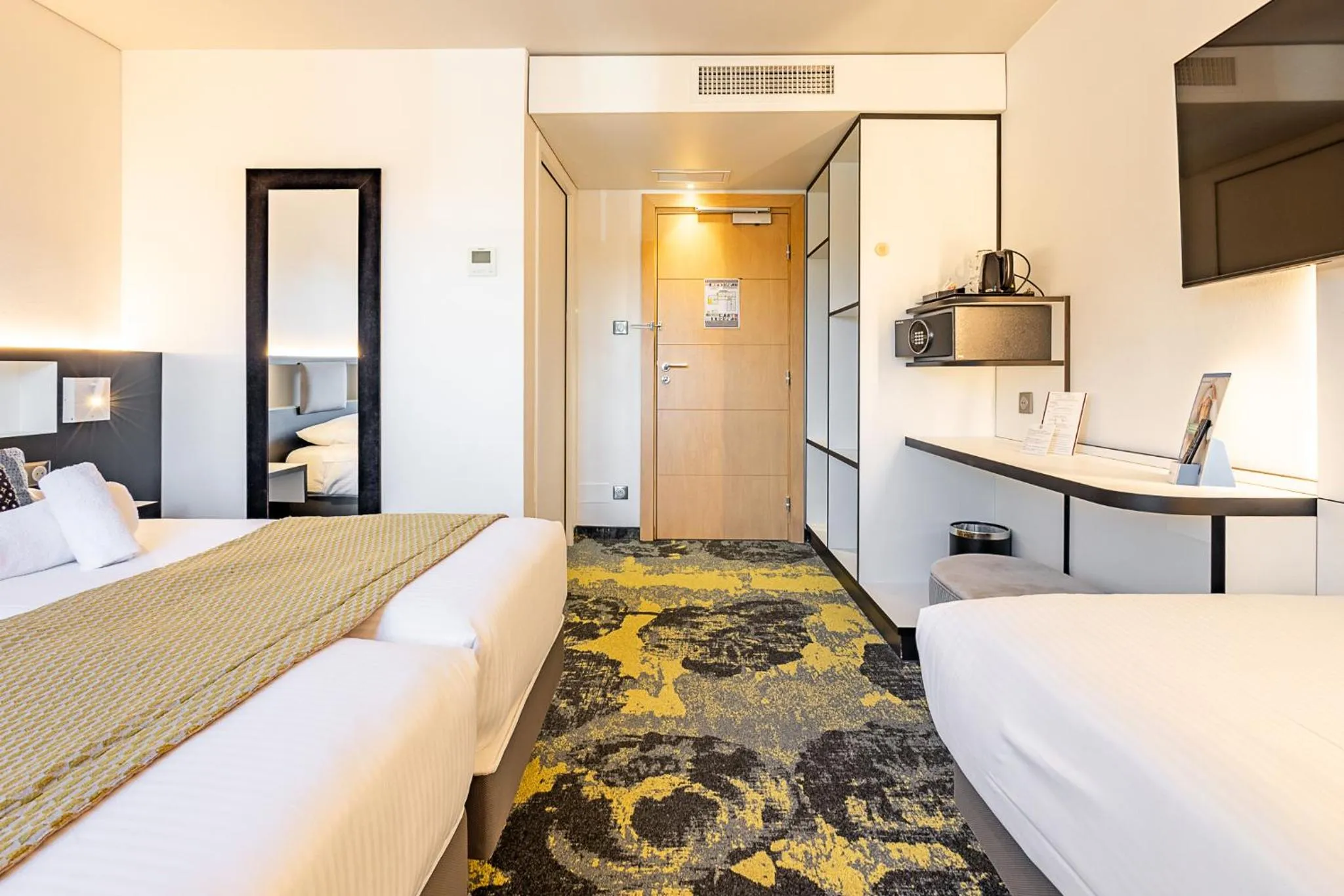 Photo of the whole room, Bed in Brit Hotel, Spa & Restaurant - Colmar Est