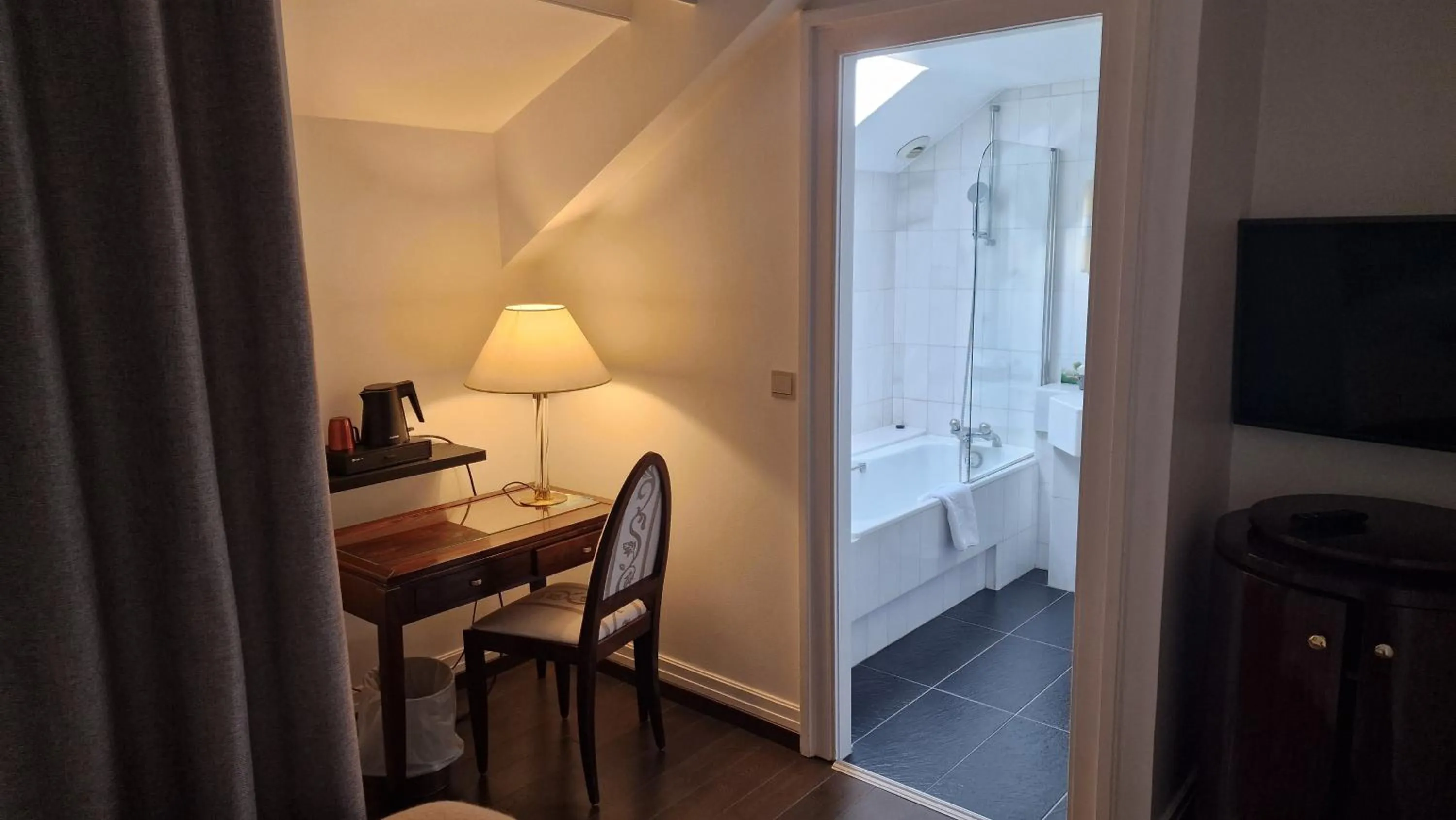 Dining area, Bed in Hotel Du Parc - Mulhouse Centre
