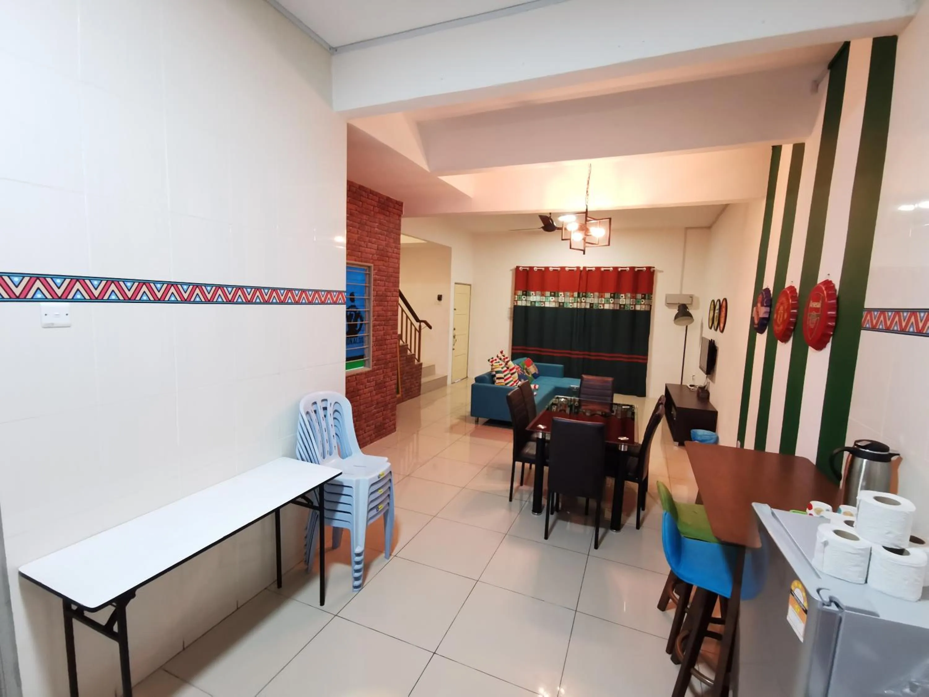 Restaurant/places to eat in The Woodz Homestay - 2 Storey Landed House