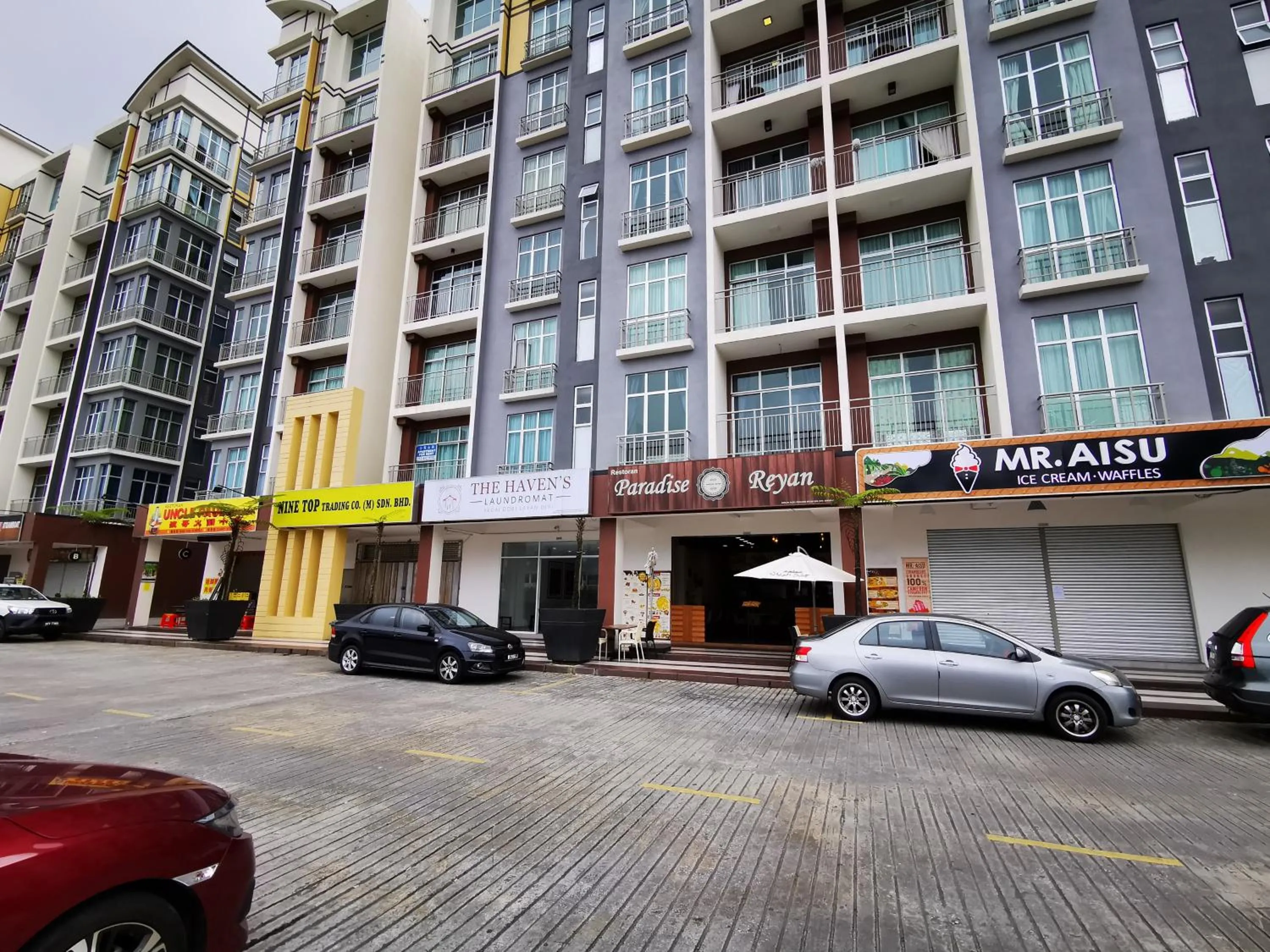 Restaurant/places to eat in The Woodz Homestay - 2 Storey Landed House