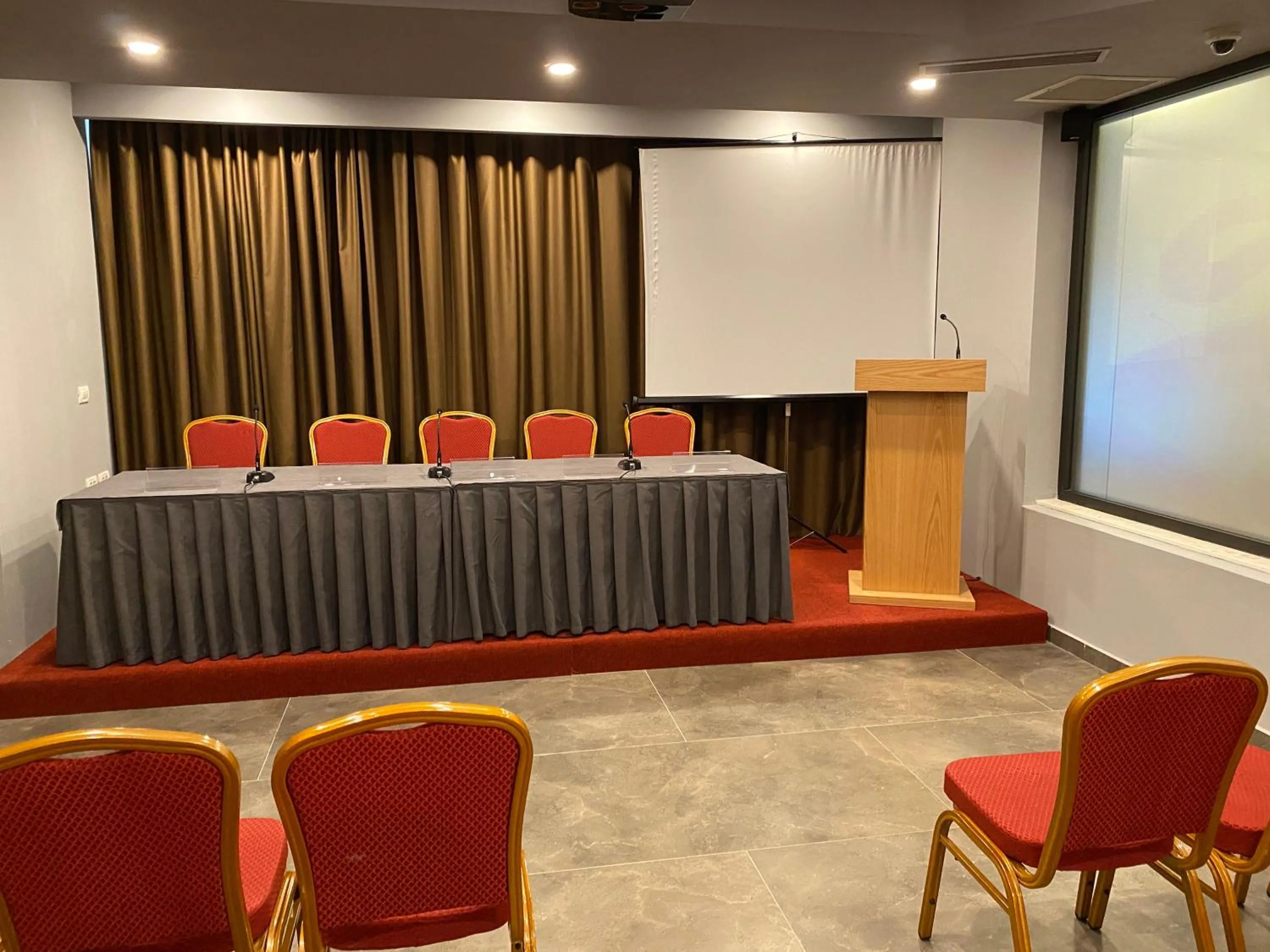 Meeting/conference room in ETER Hotel