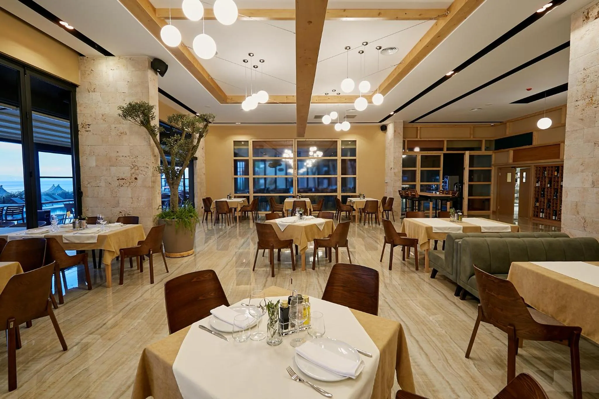Restaurant/places to eat in ETER Hotel