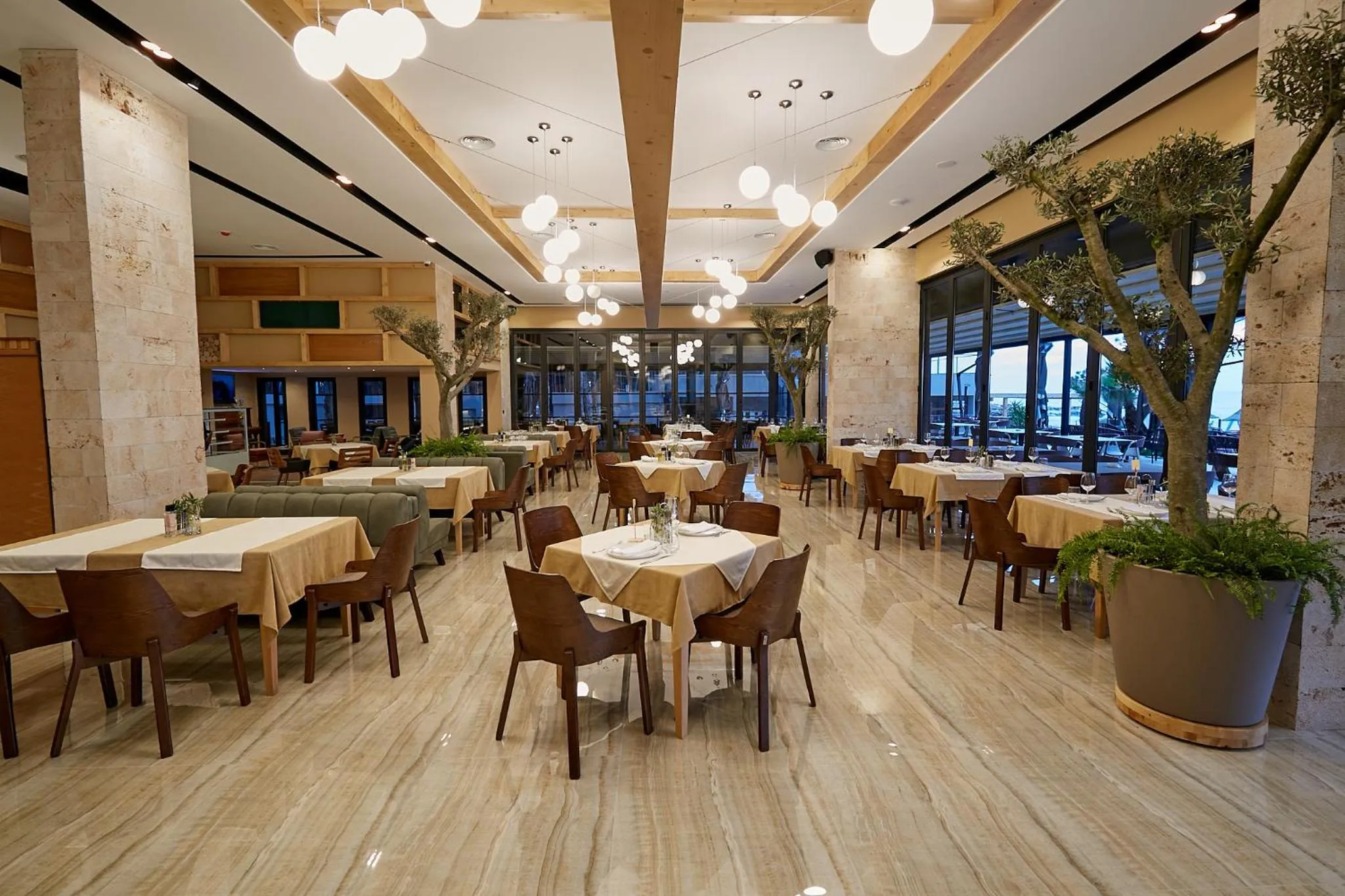 Restaurant/places to eat in ETER Hotel