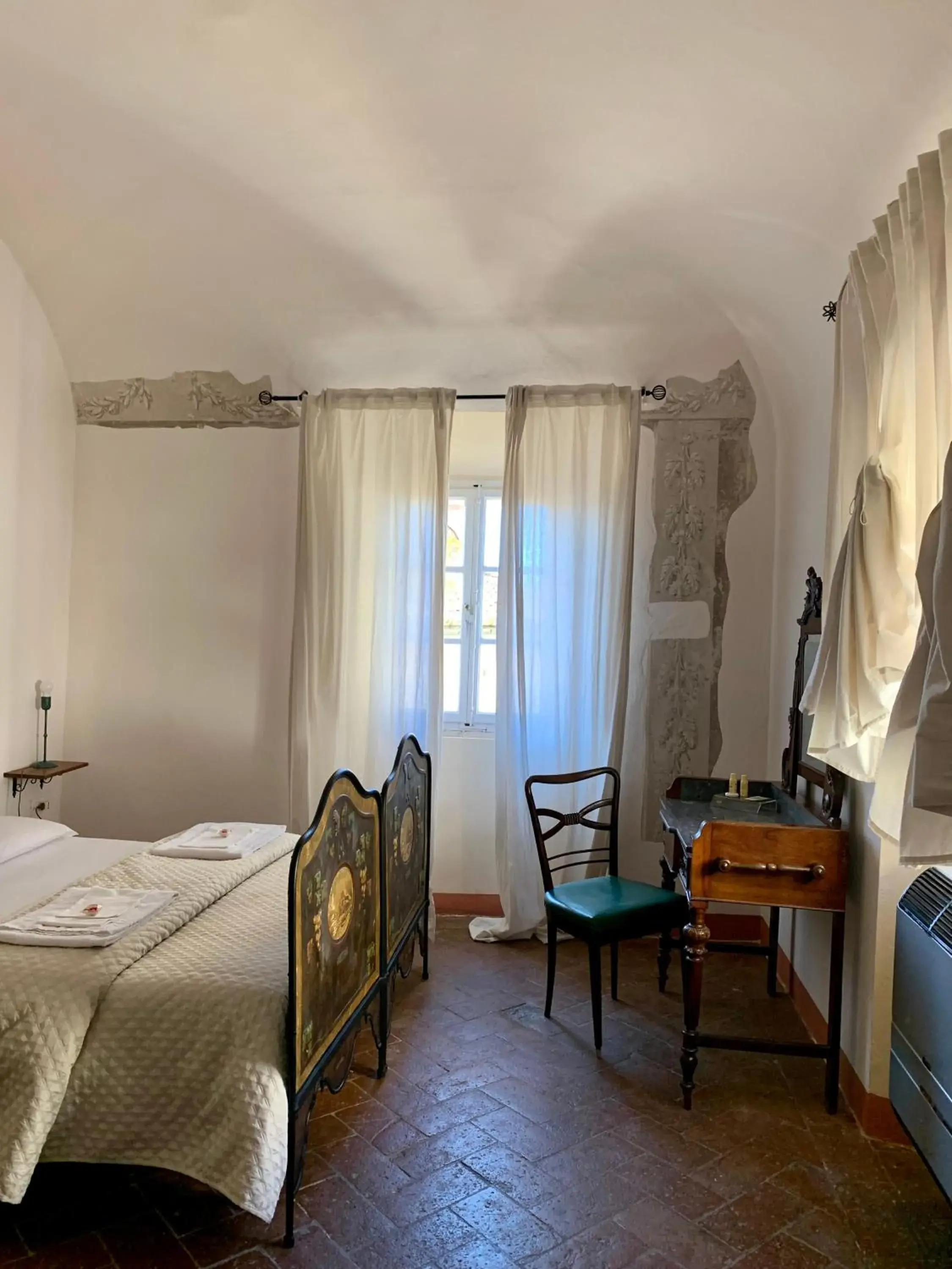 Double Room - single occupancy in Casa Cerboneschi B&B in a medieval village with Panoramic Tuscan Hills Double Room - single occupancy in Casa Cerboneschi B&B in a medieval village with Panoramic Tuscan Hills