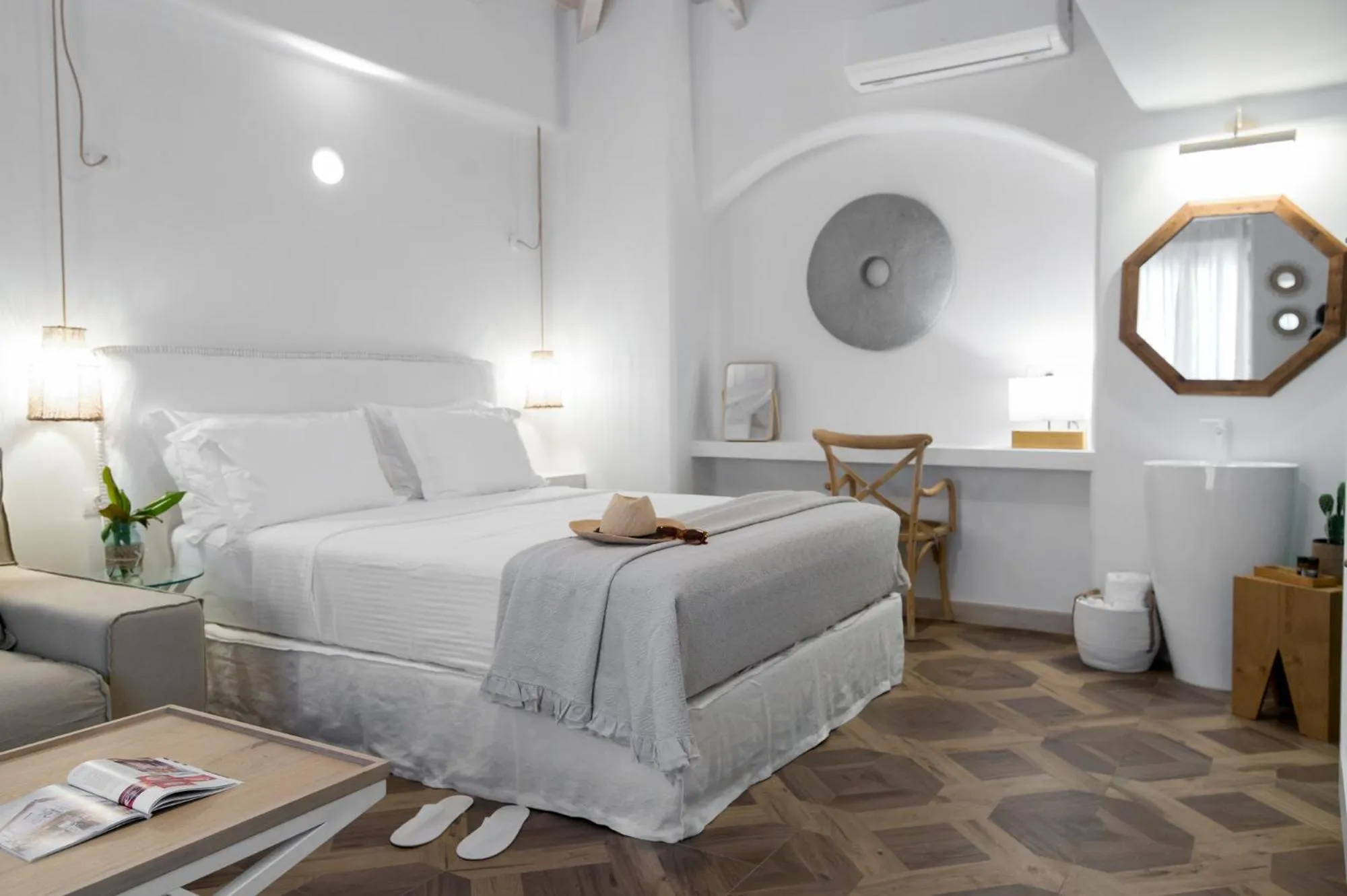 Photo of the whole room in The Well Parga