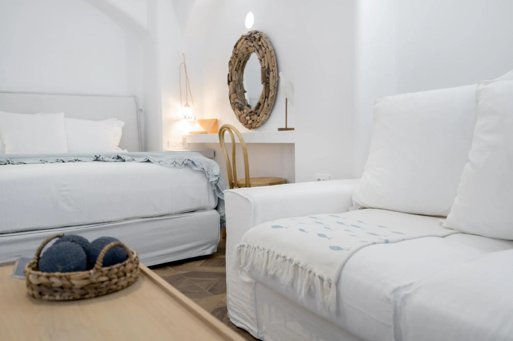 Photo of the whole room in The Well Parga