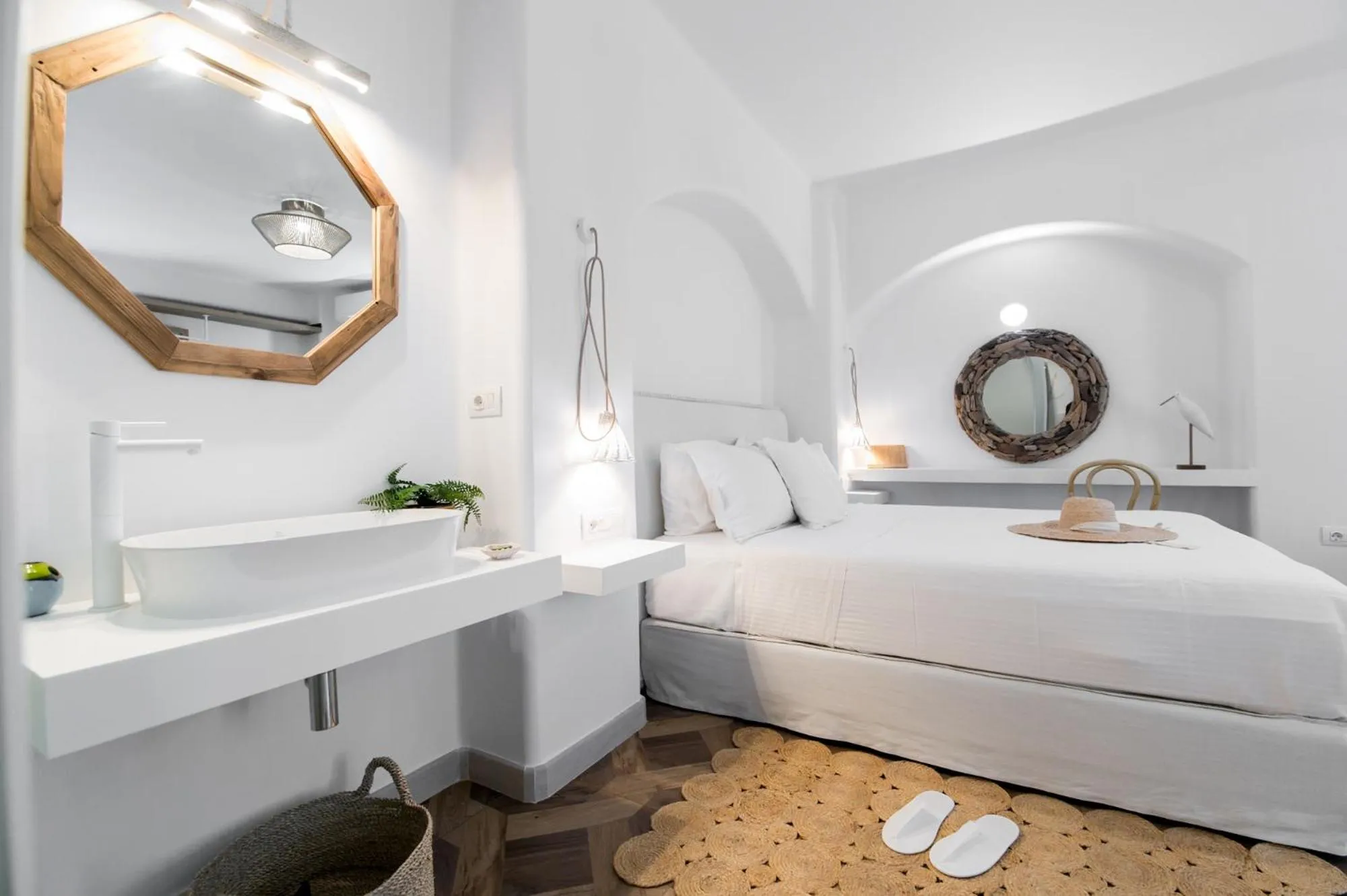 Photo of the whole room in The Well Parga