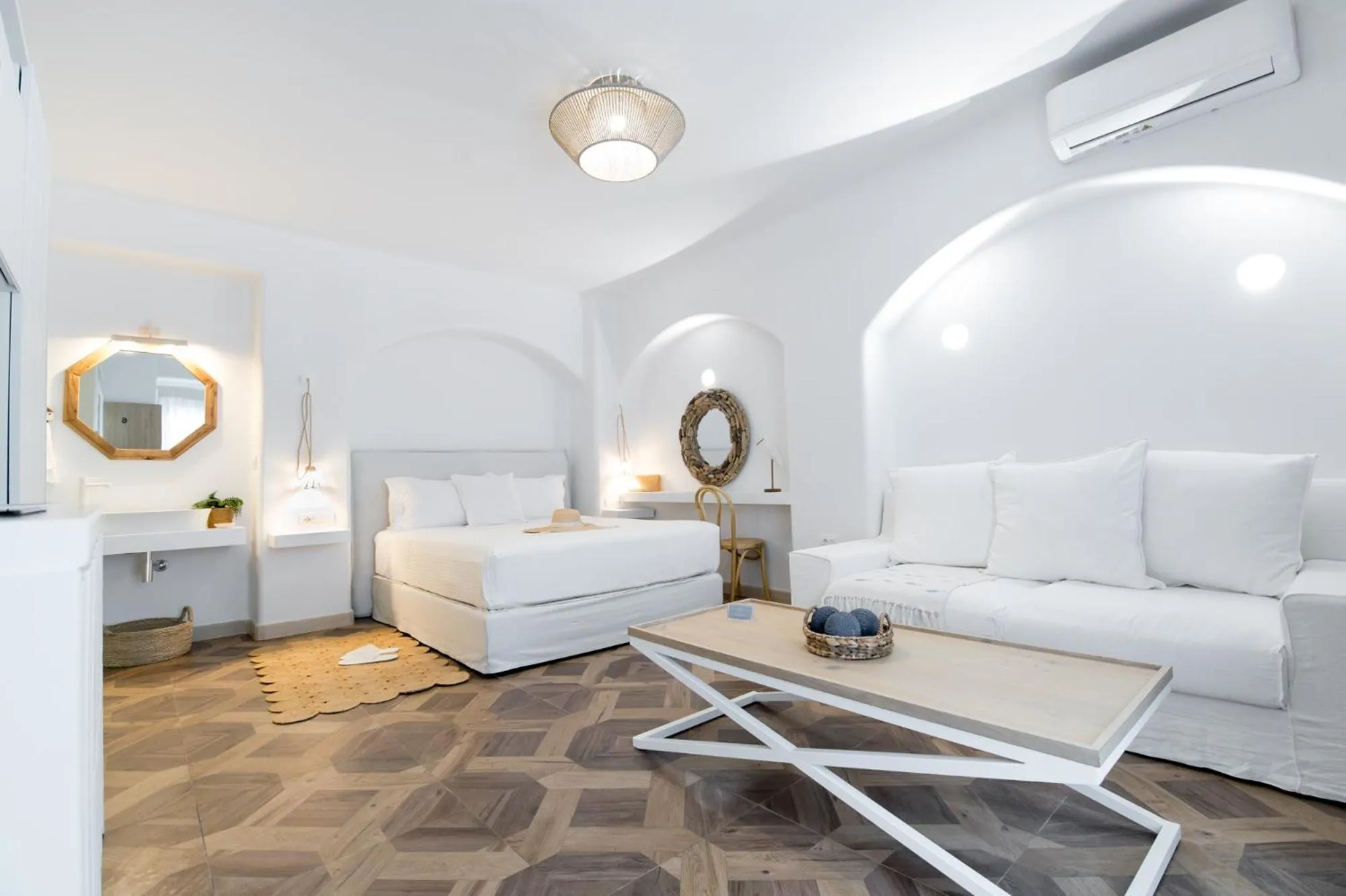 Photo of the whole room in The Well Parga