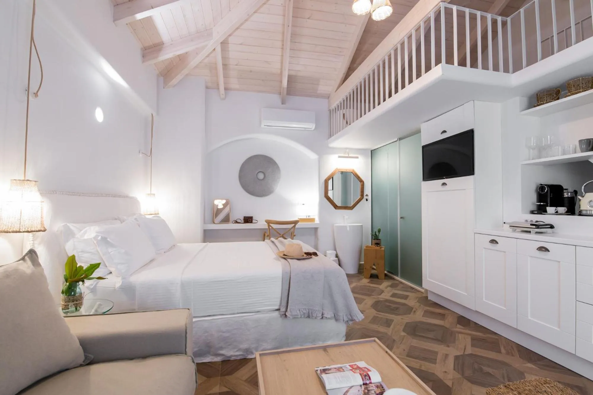 Photo of the whole room in The Well Parga