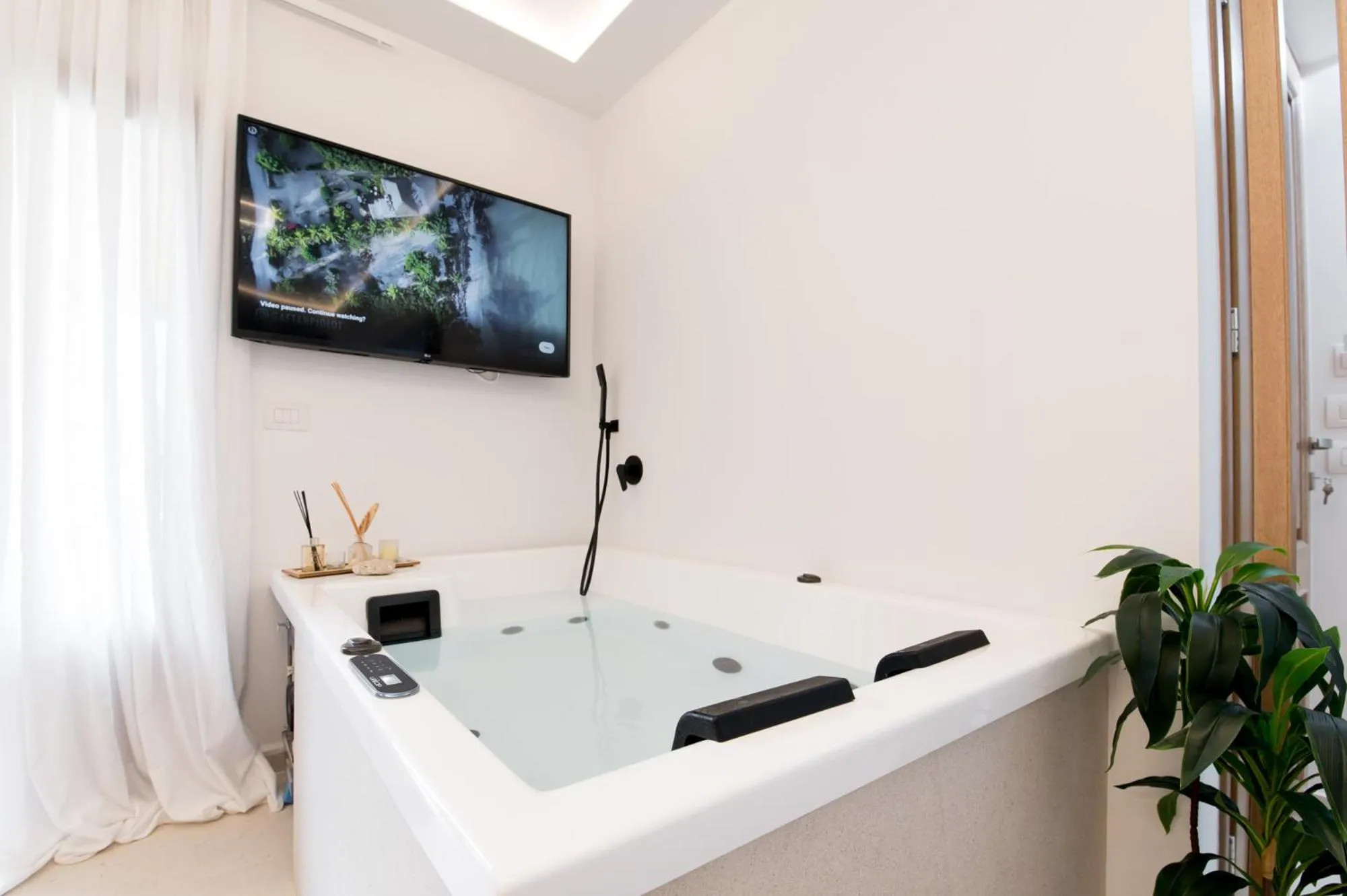 Hot Tub in The Well Parga