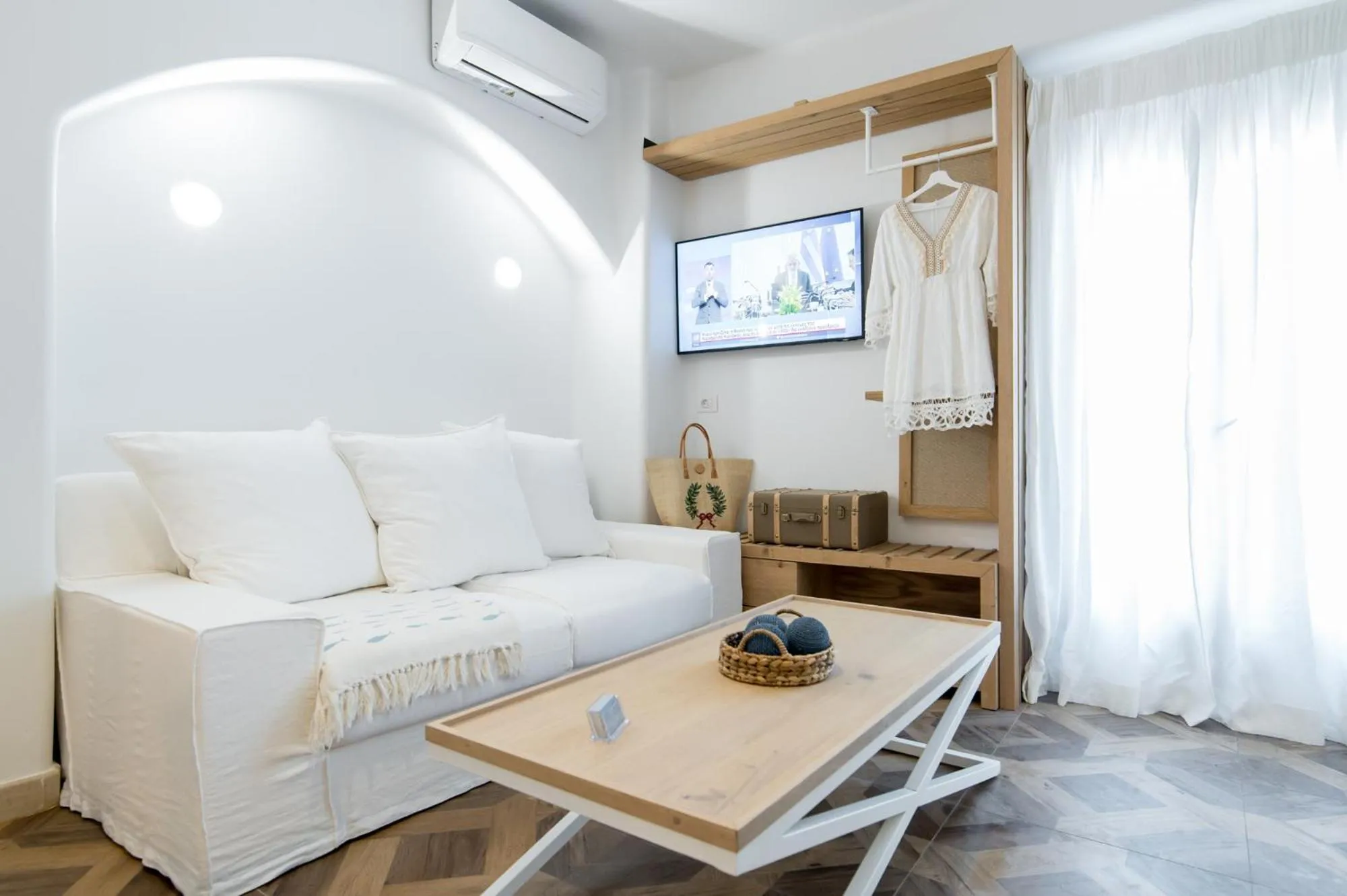 Photo of the whole room in The Well Parga