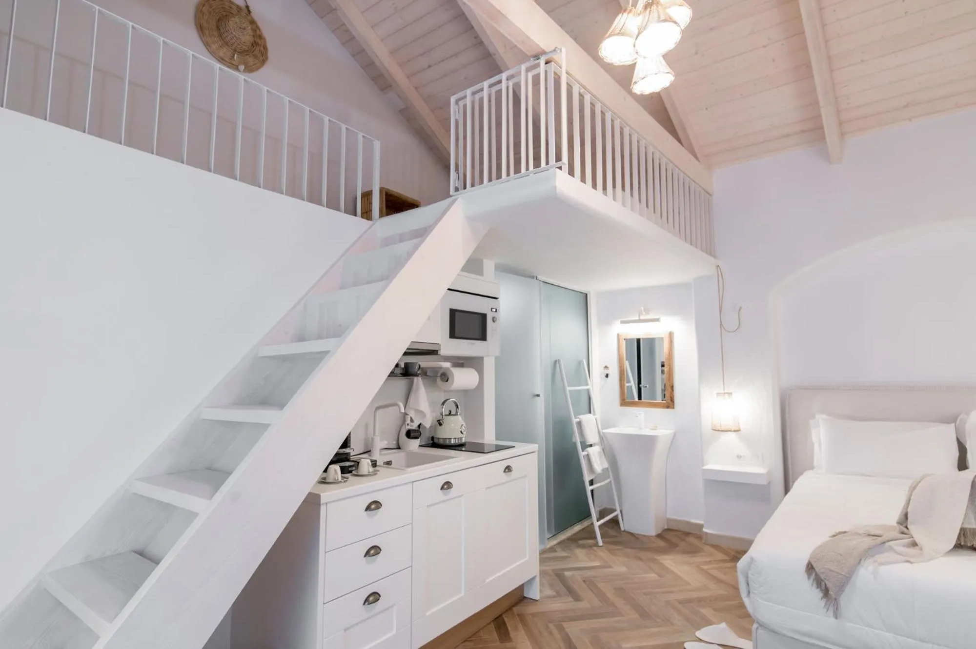 Photo of the whole room in The Well Parga