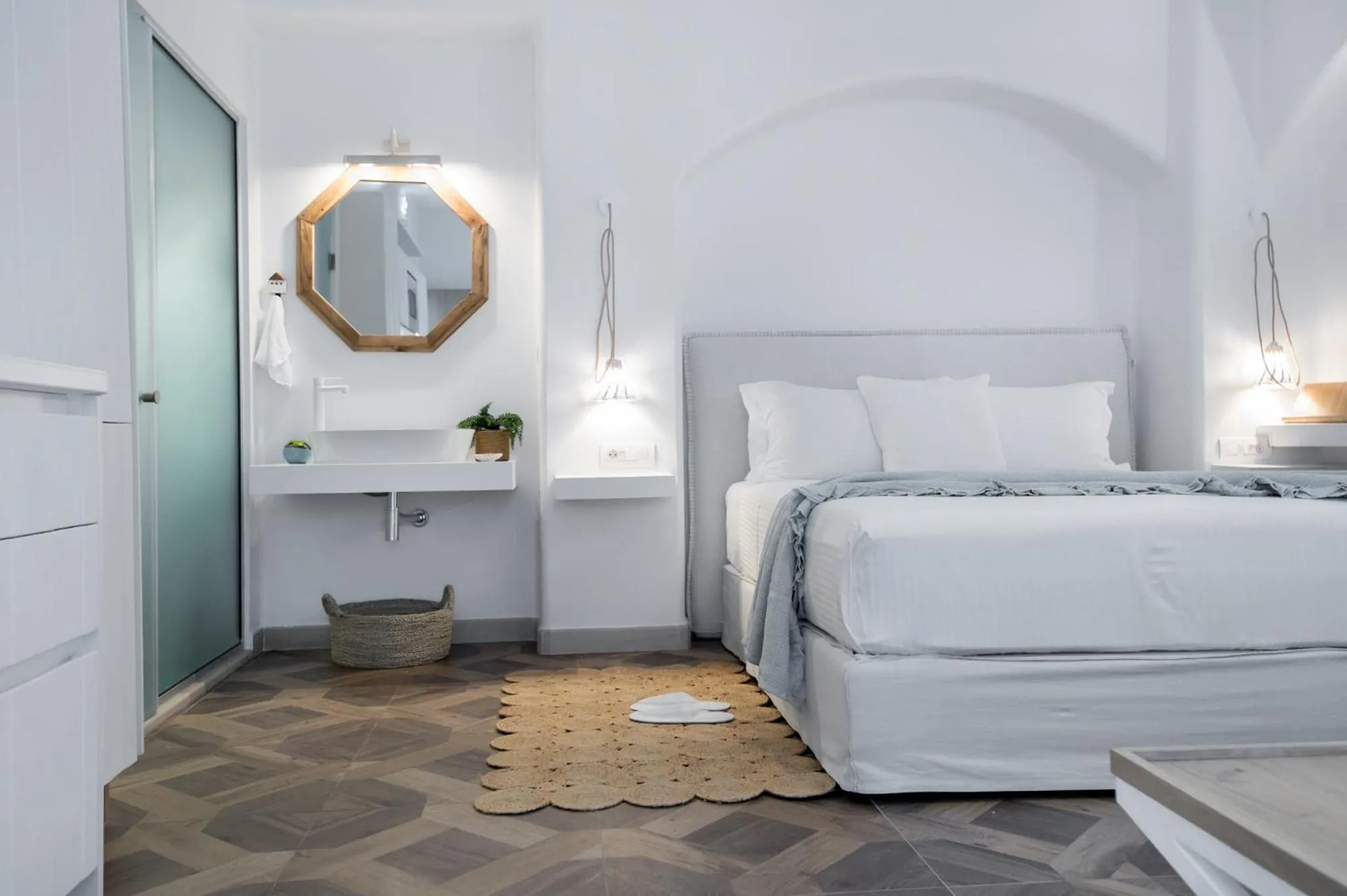 Photo of the whole room in The Well Parga