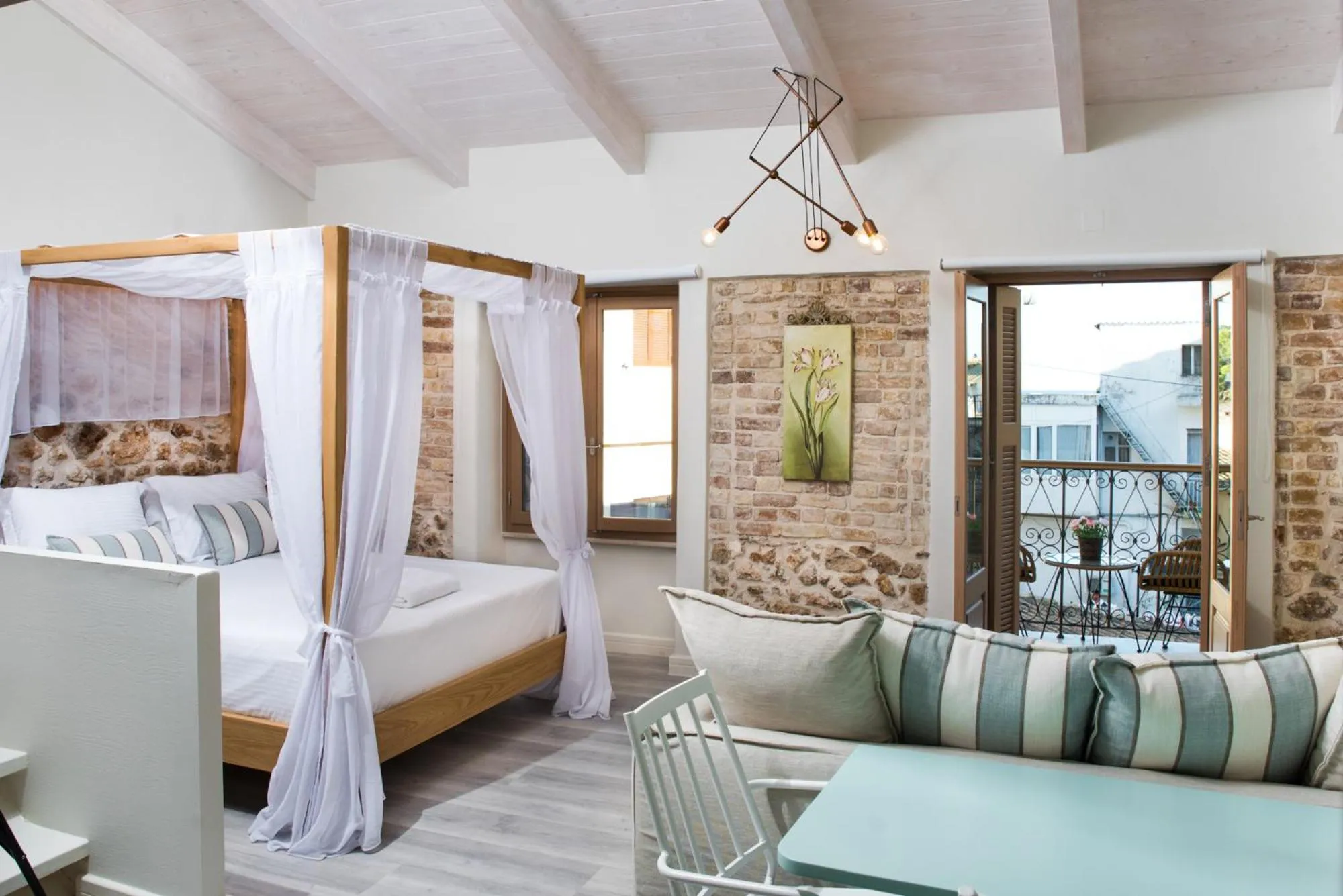 Photo of the whole room in The Well Parga