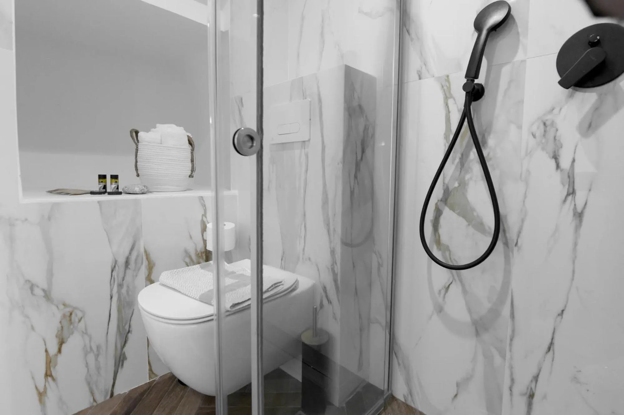 Shower in The Well Parga