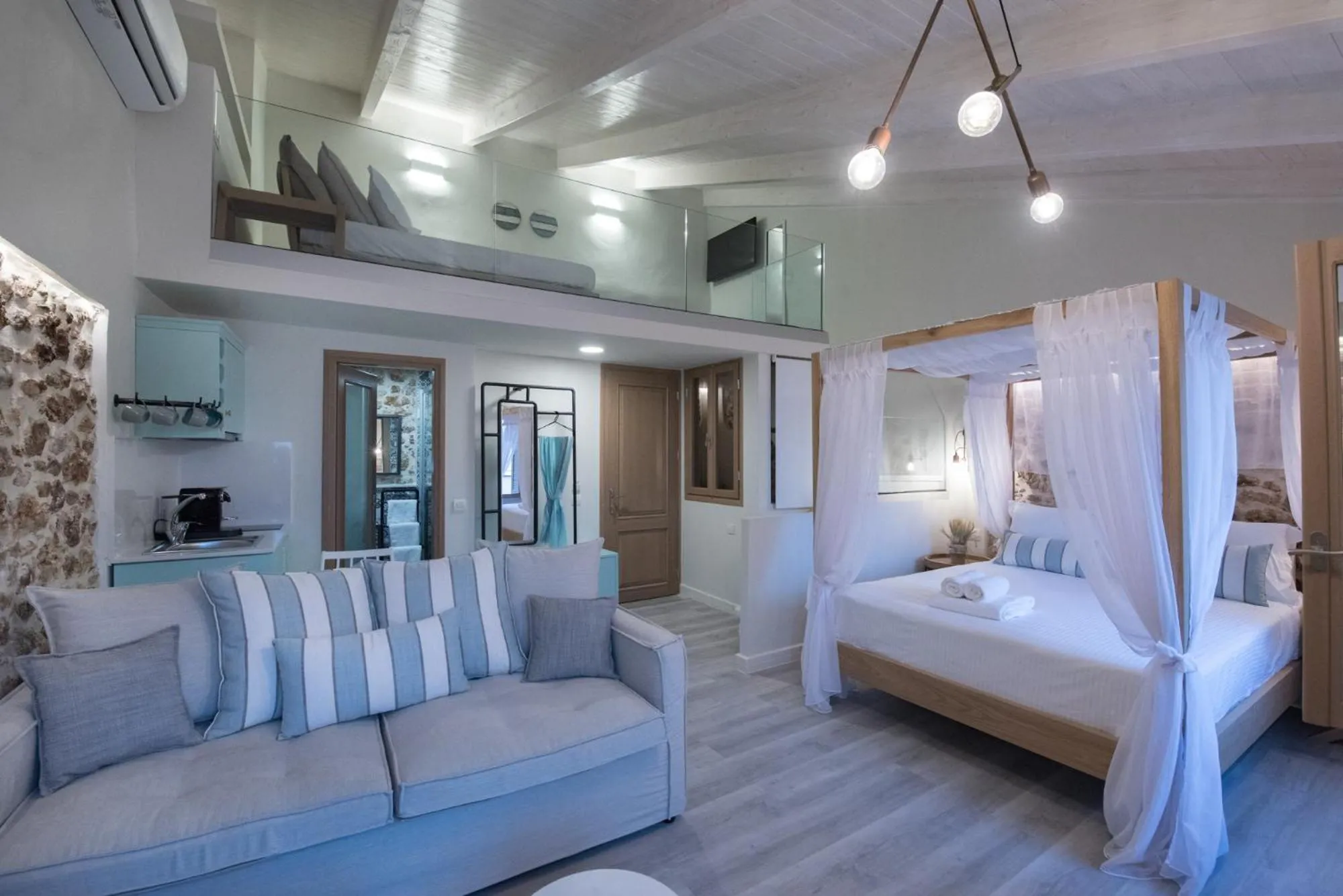 Photo of the whole room in The Well Parga