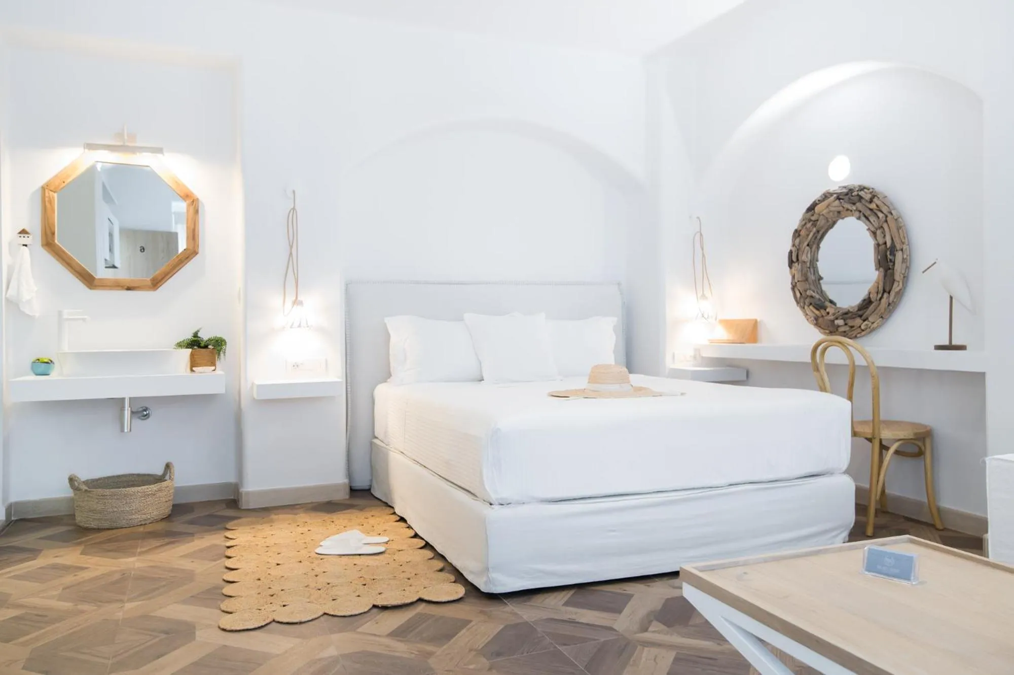 Photo of the whole room in The Well Parga