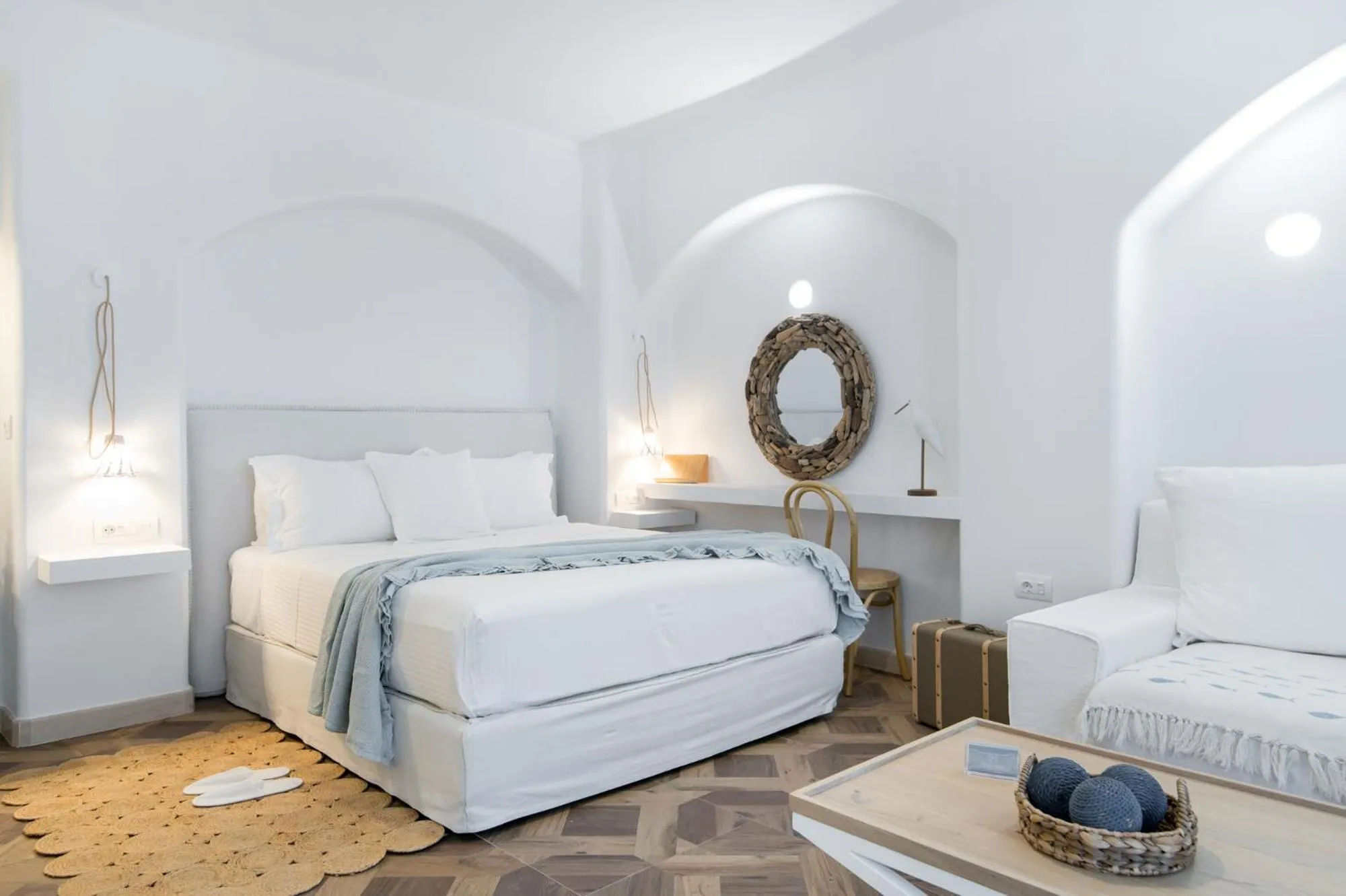 Photo of the whole room in The Well Parga