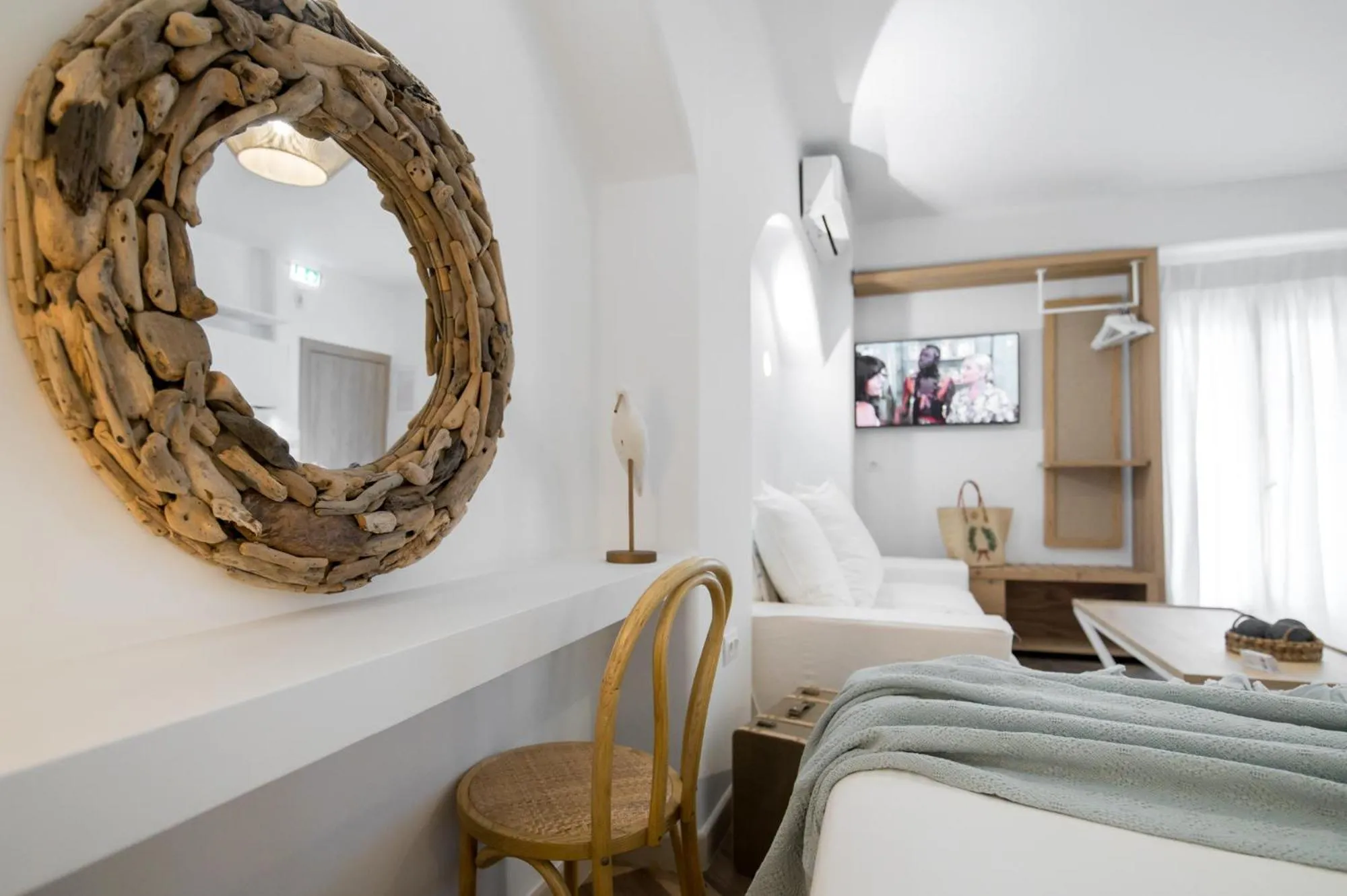 Photo of the whole room in The Well Parga