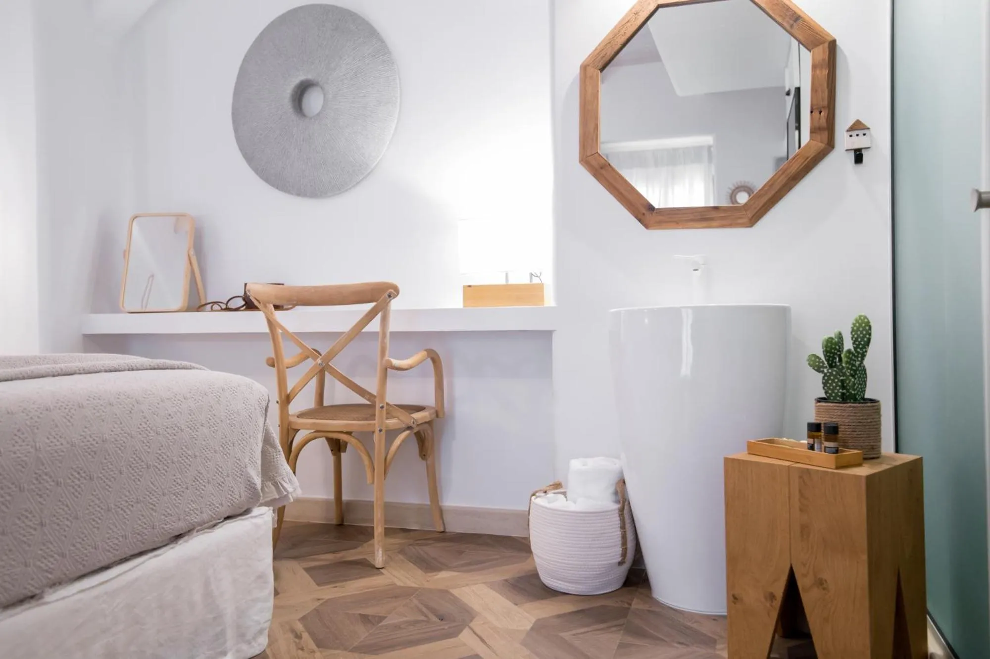 Photo of the whole room in The Well Parga