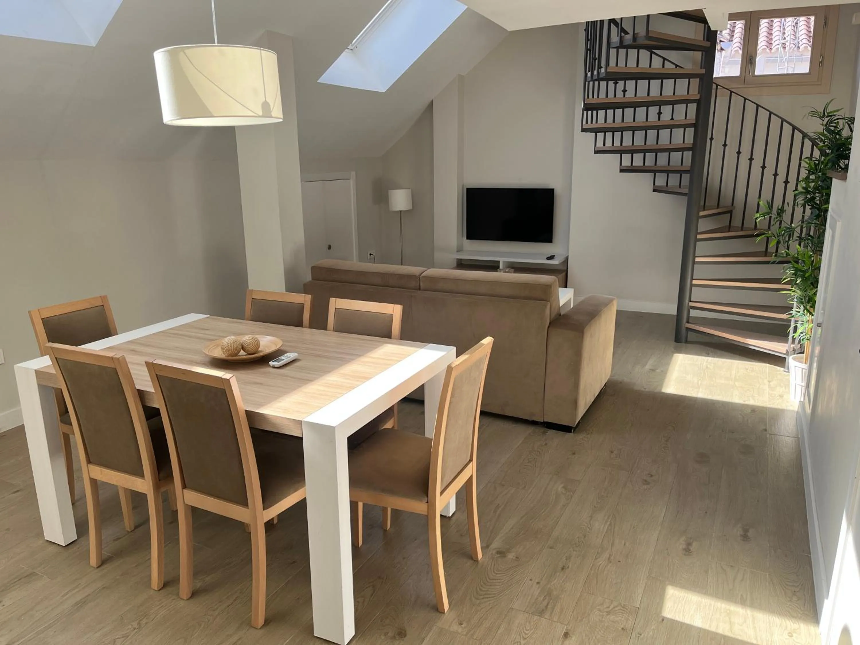 Dining area in Apartamentos Pinar Malaga Centro