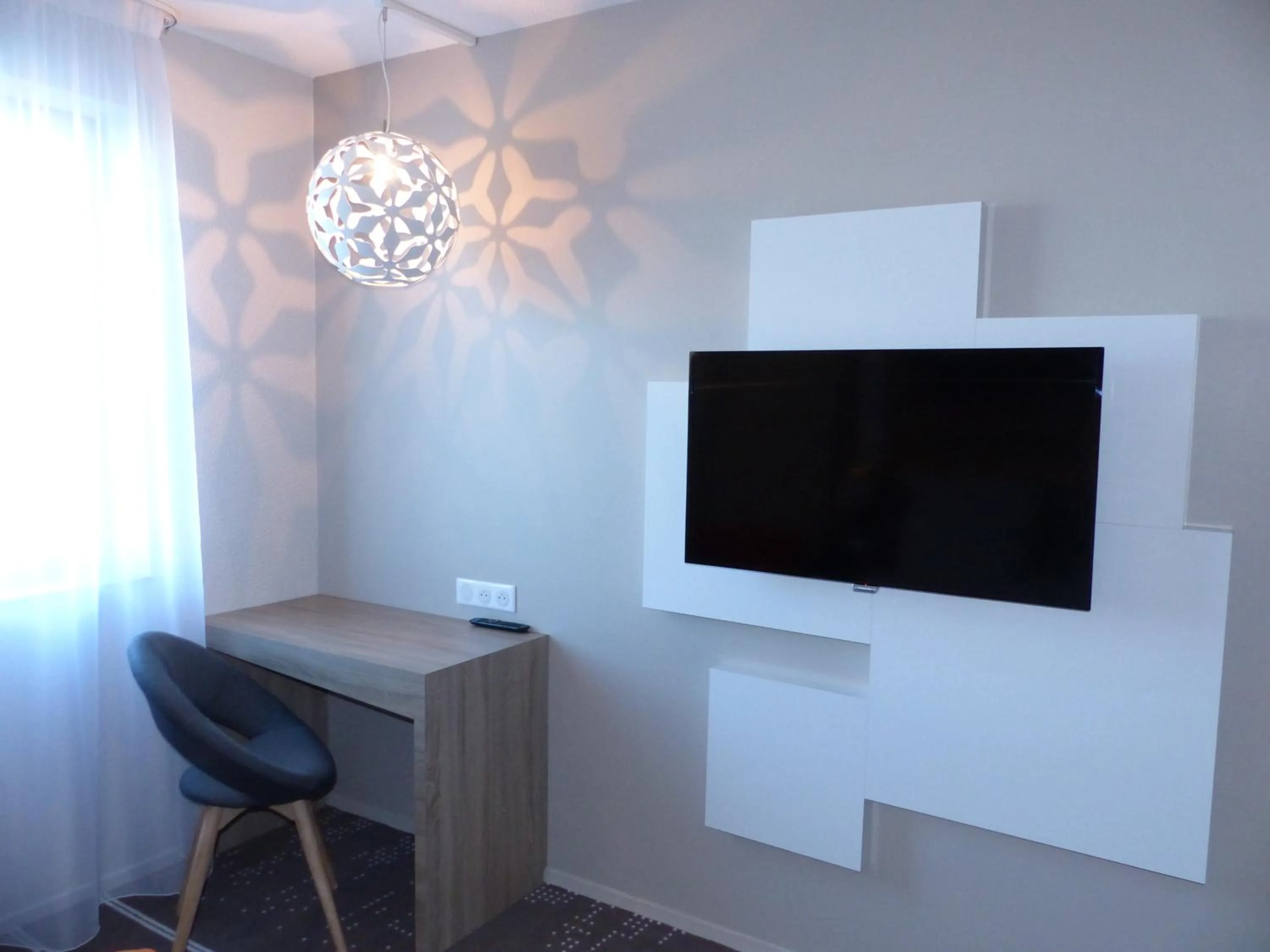 TV and multimedia in Mercure Poitiers Site du Futuroscope