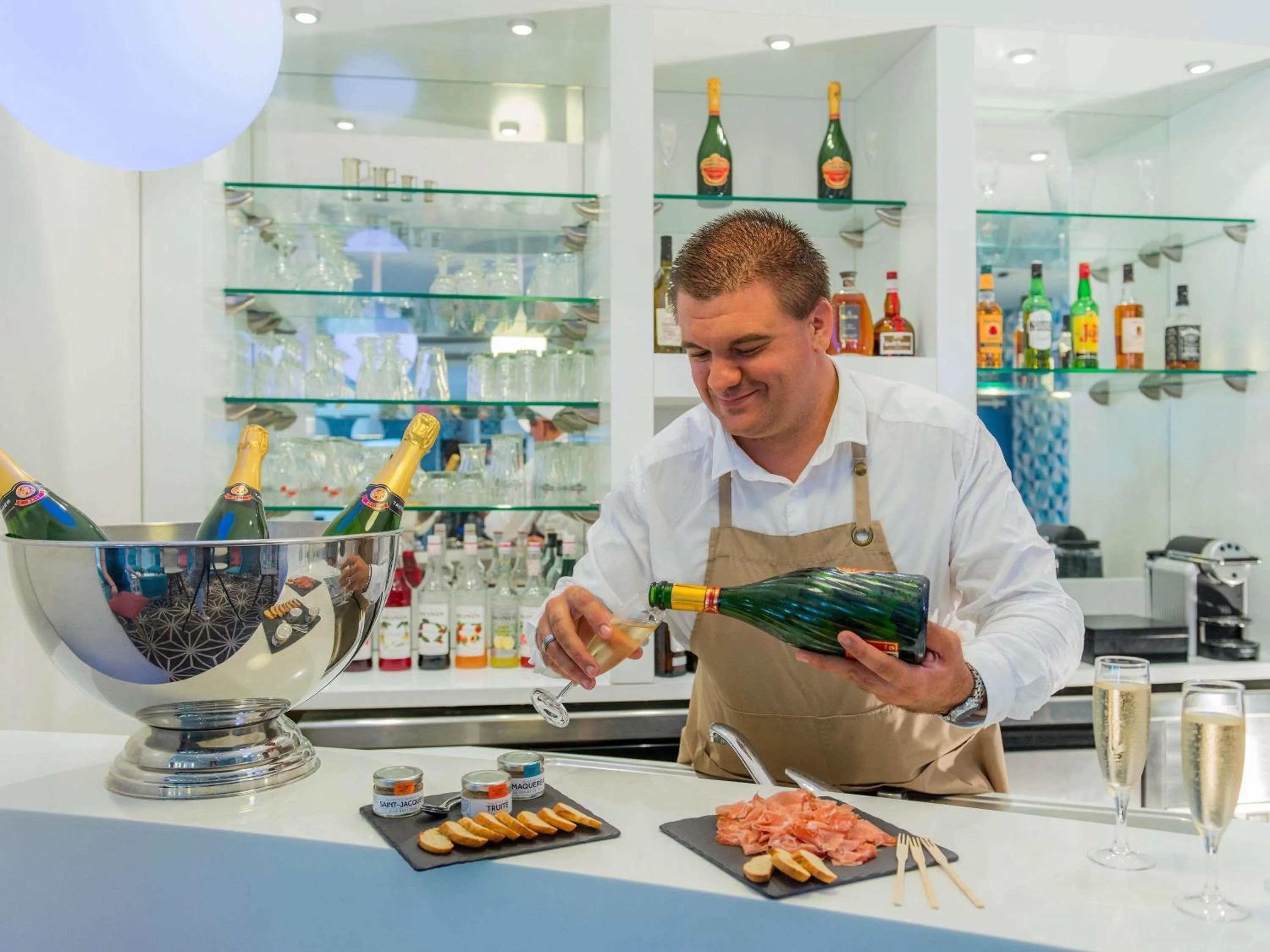 Lounge or bar in Mercure Poitiers Site du Futuroscope