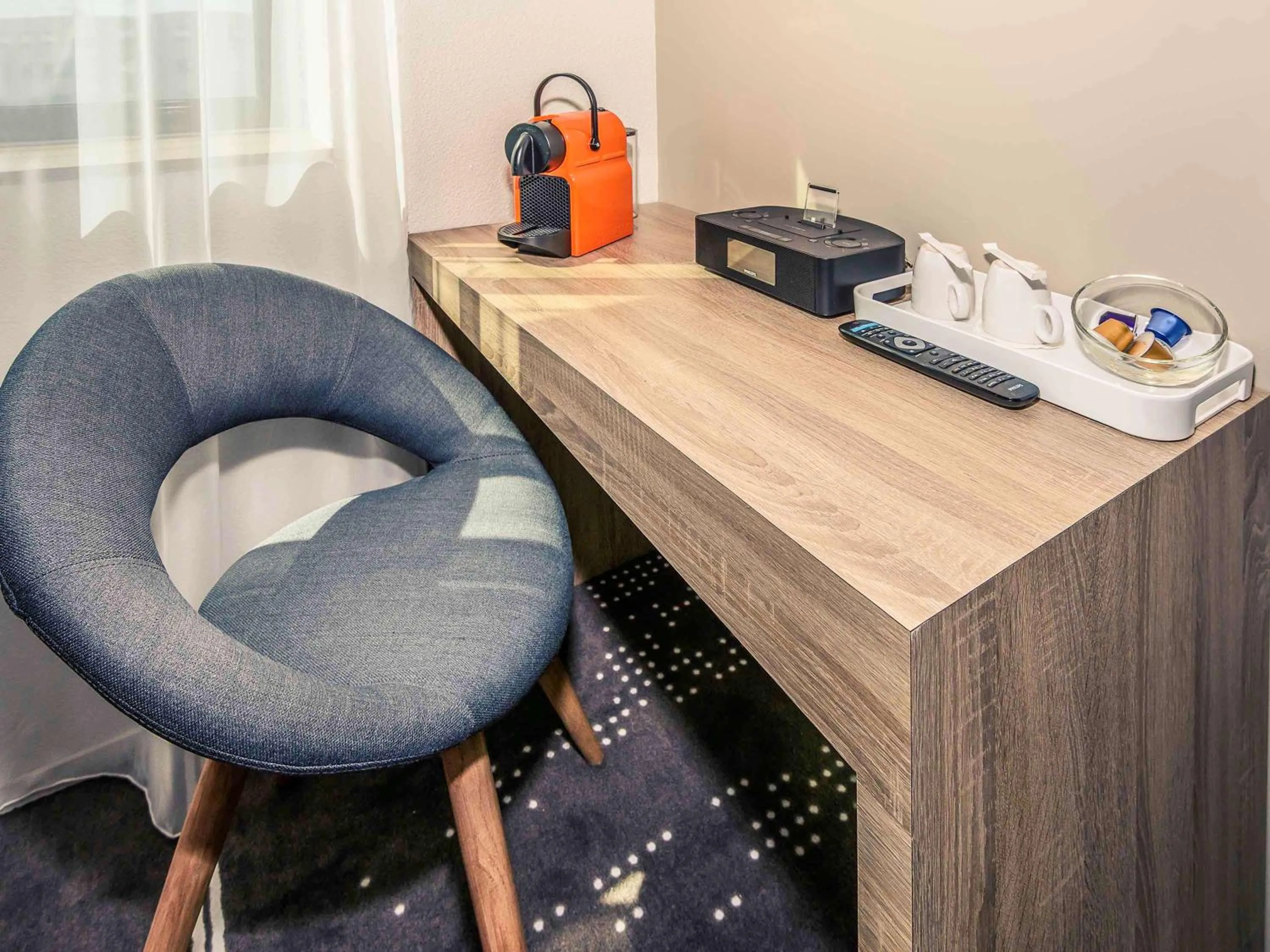 Photo of the whole room in Mercure Poitiers Site du Futuroscope