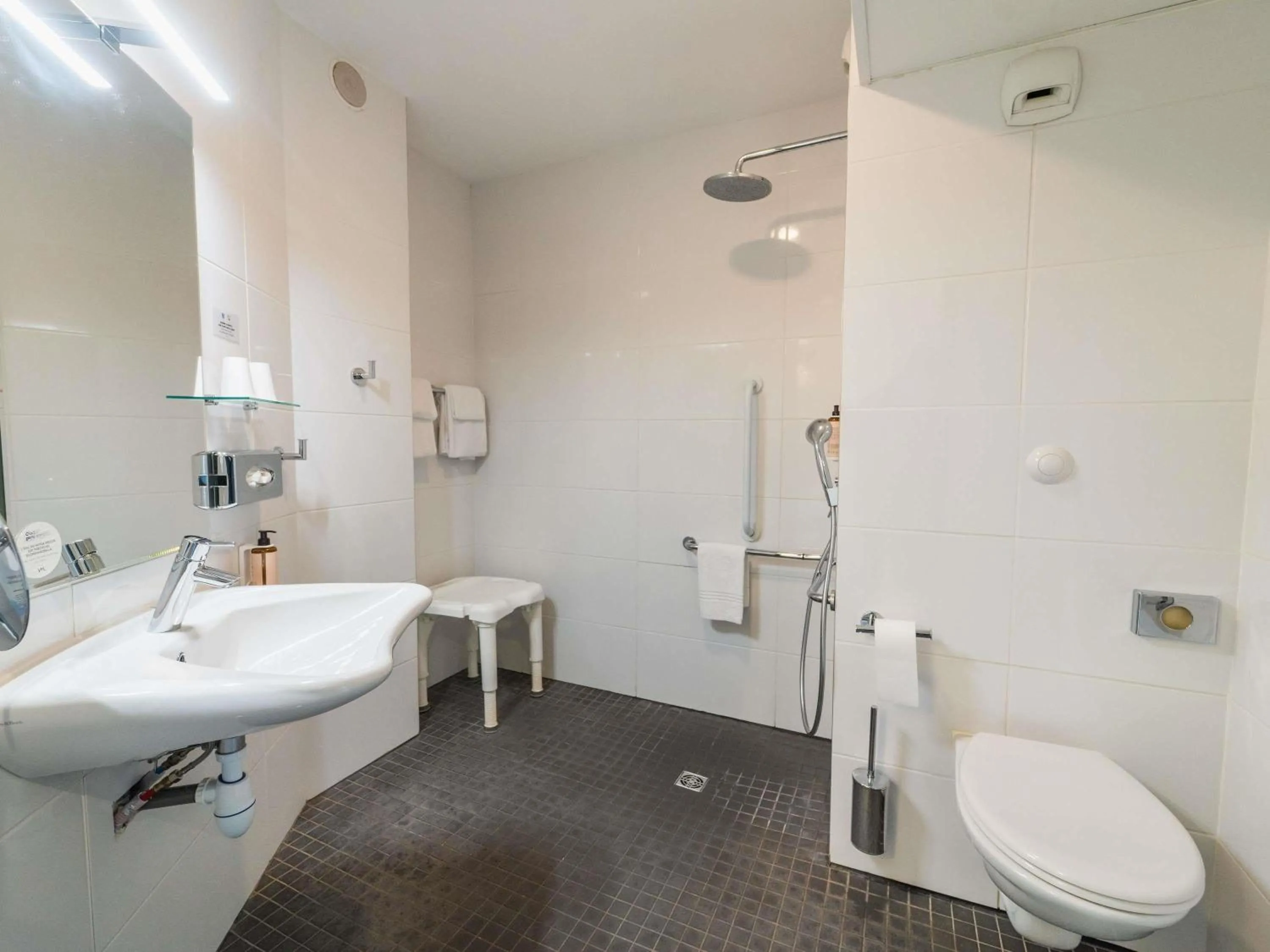 Bedroom in Mercure Poitiers Site du Futuroscope