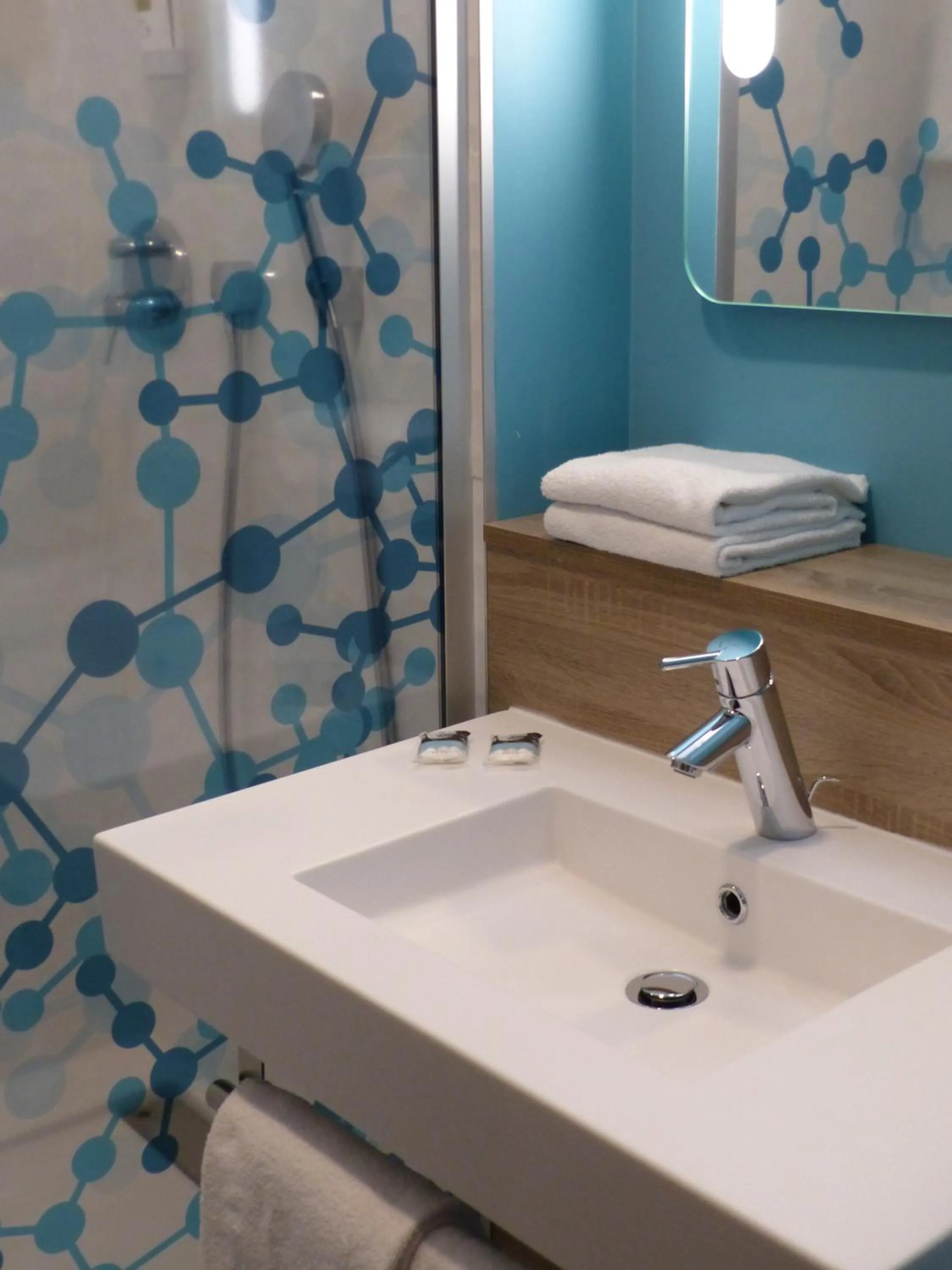 Bathroom in Mercure Poitiers Site du Futuroscope