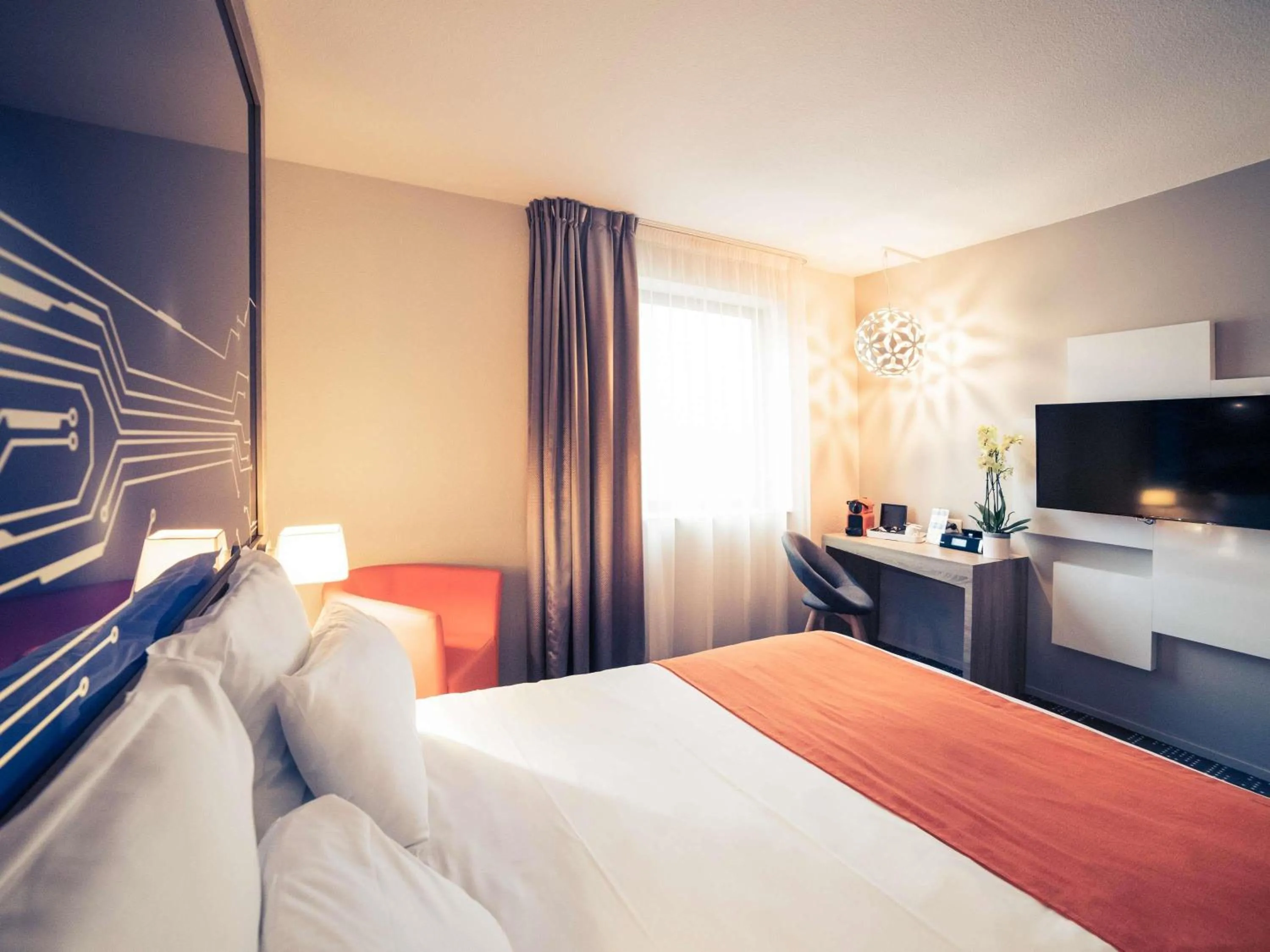 Bedroom, Bed in Mercure Poitiers Site du Futuroscope