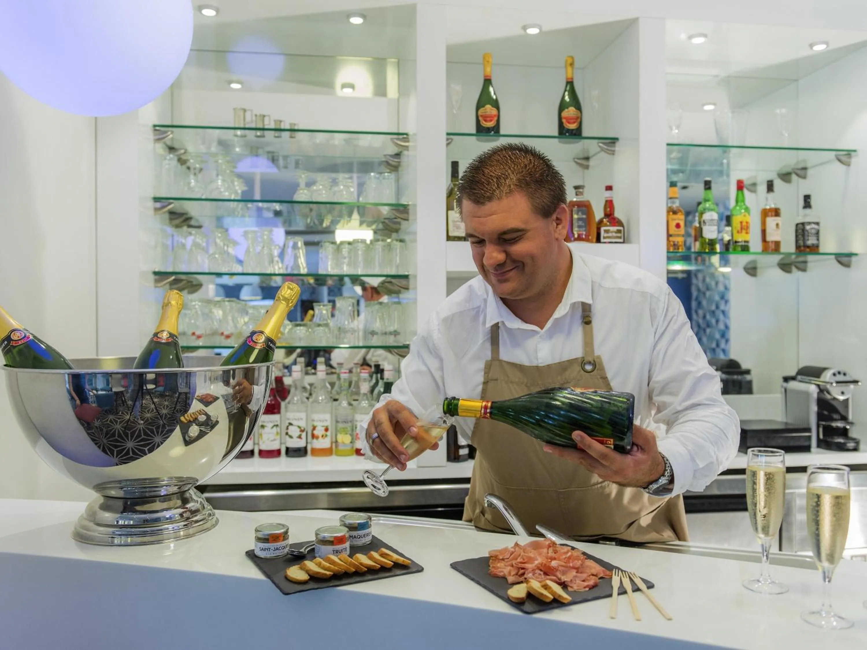 Lounge or bar in Mercure Poitiers Site du Futuroscope