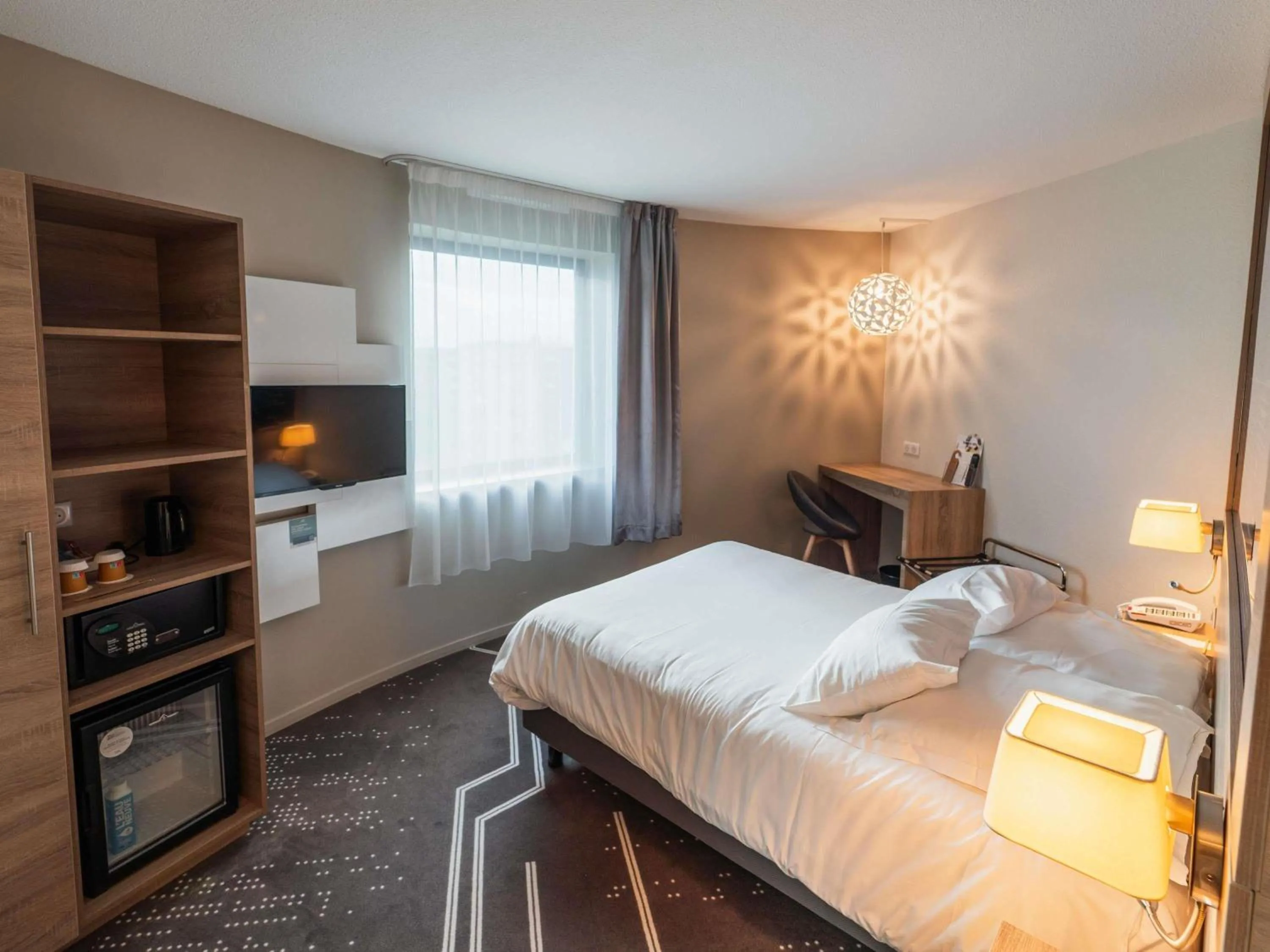 Bedroom, Bed in Mercure Poitiers Site du Futuroscope