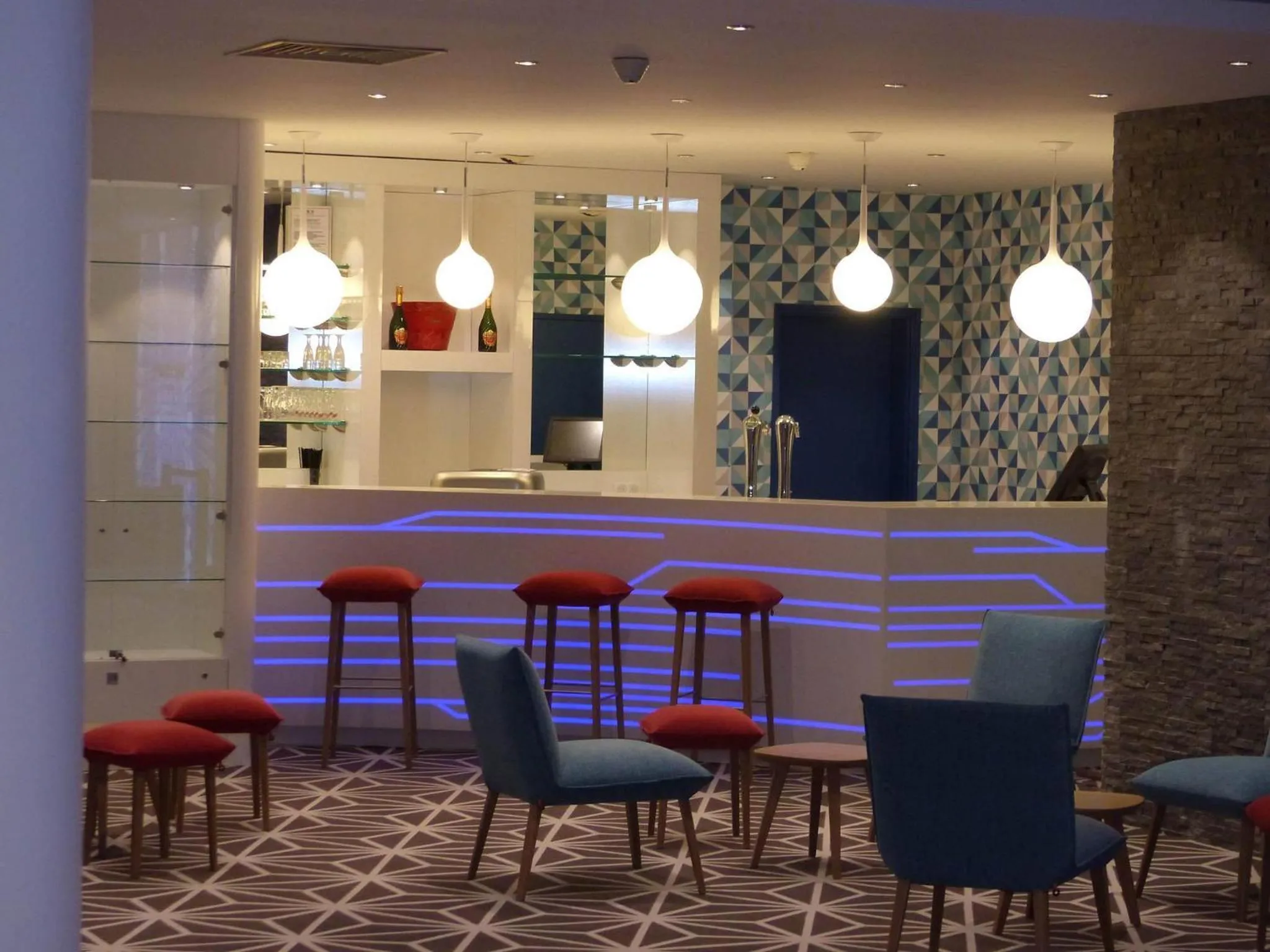 Lounge or bar in Mercure Poitiers Site du Futuroscope