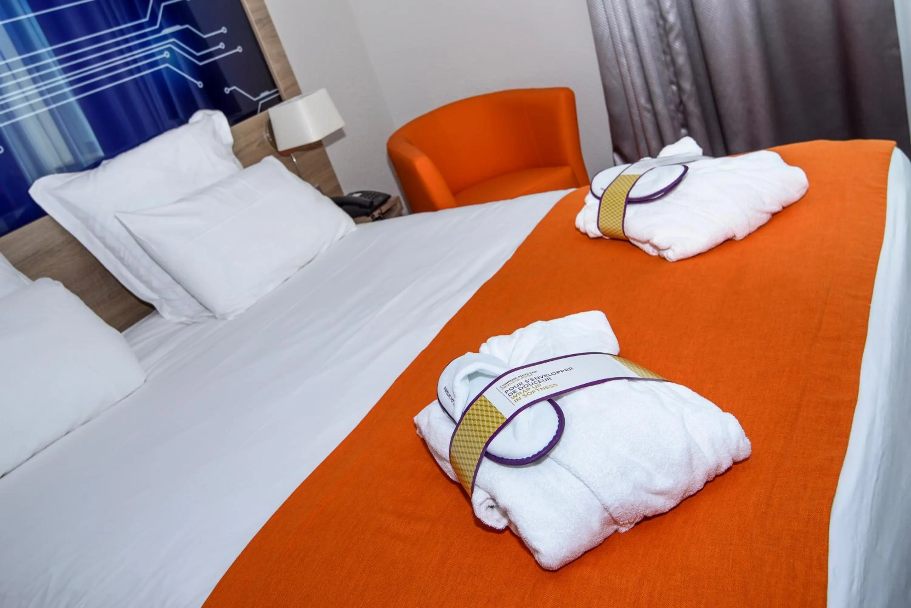 cot, Bed in Mercure Poitiers Site du Futuroscope