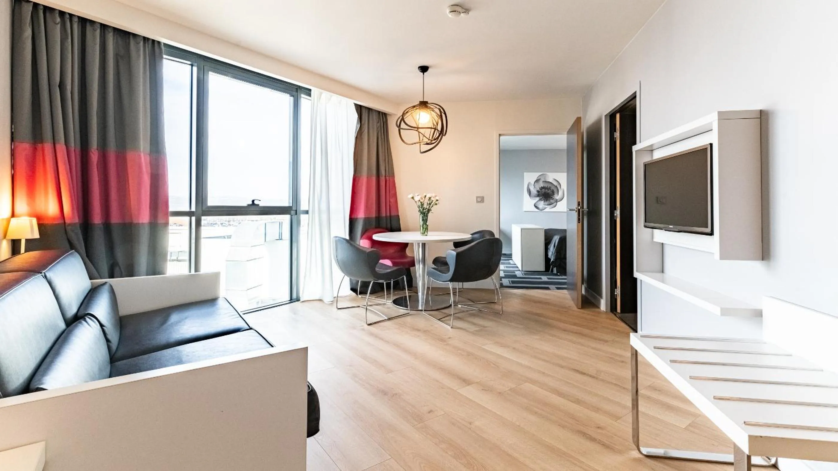 Seating area in Holiday Inn Dijon Toison D'or by IHG