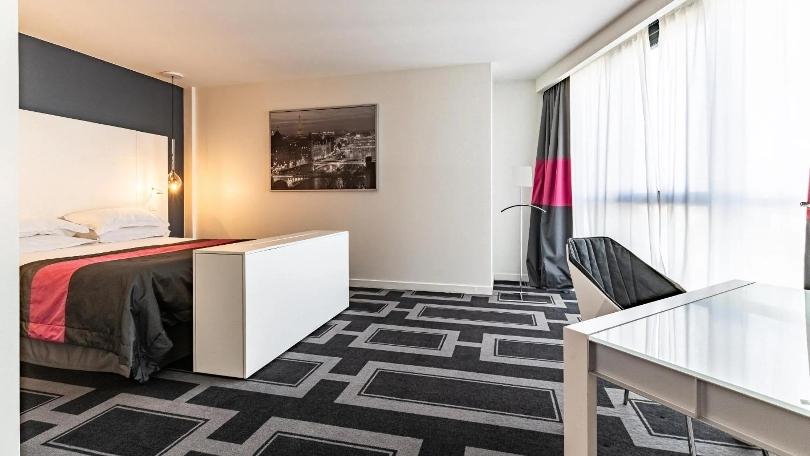 Bedroom, Bed in Holiday Inn Dijon Toison D'or by IHG