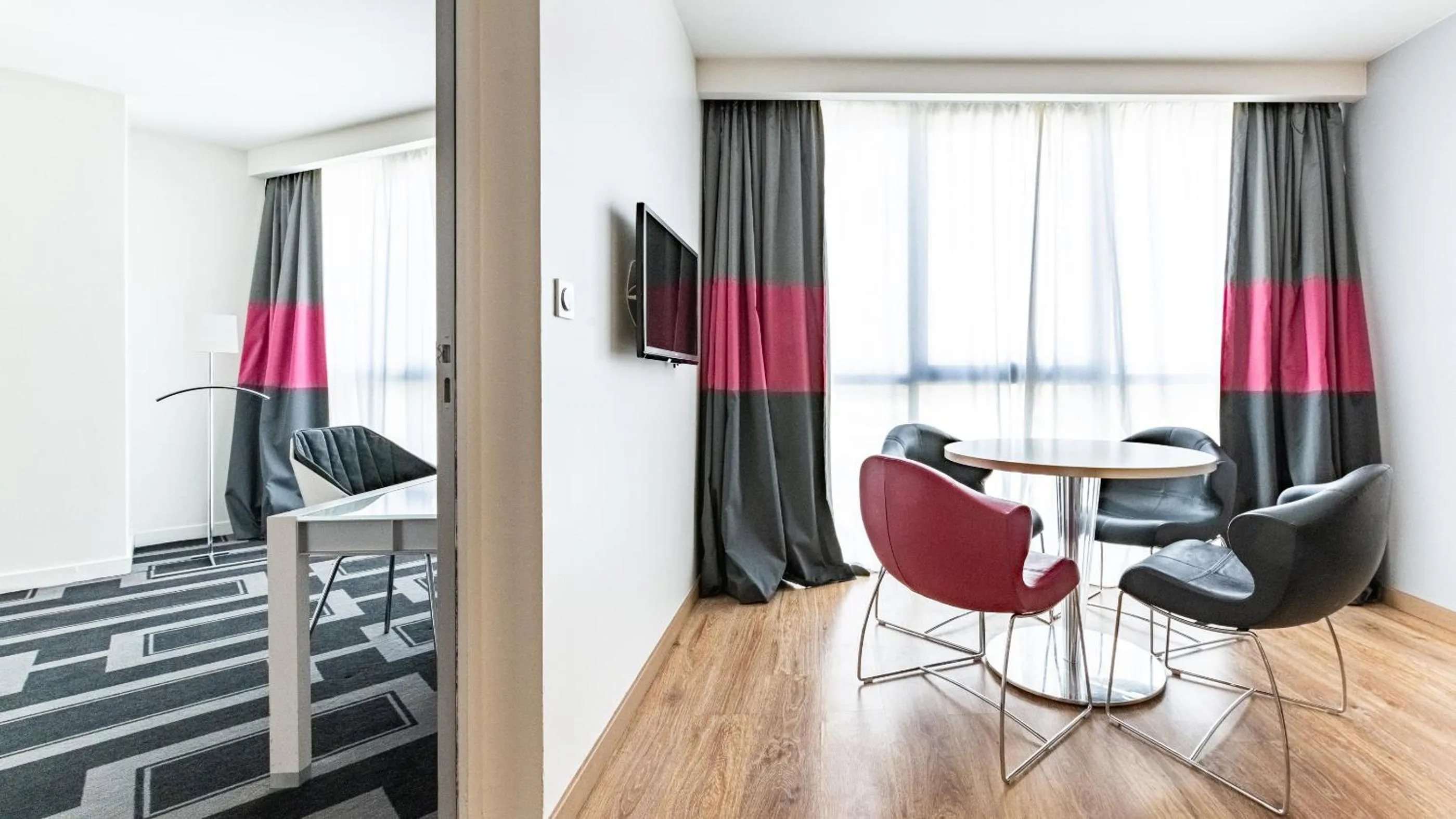 Seating area in Holiday Inn Dijon Toison D'or by IHG