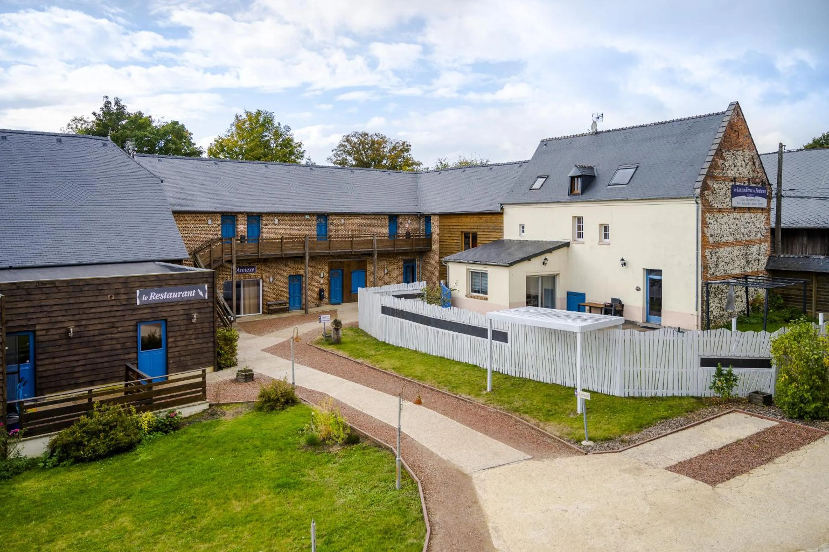 Facade/entrance in Les Lavandières de Fontaine