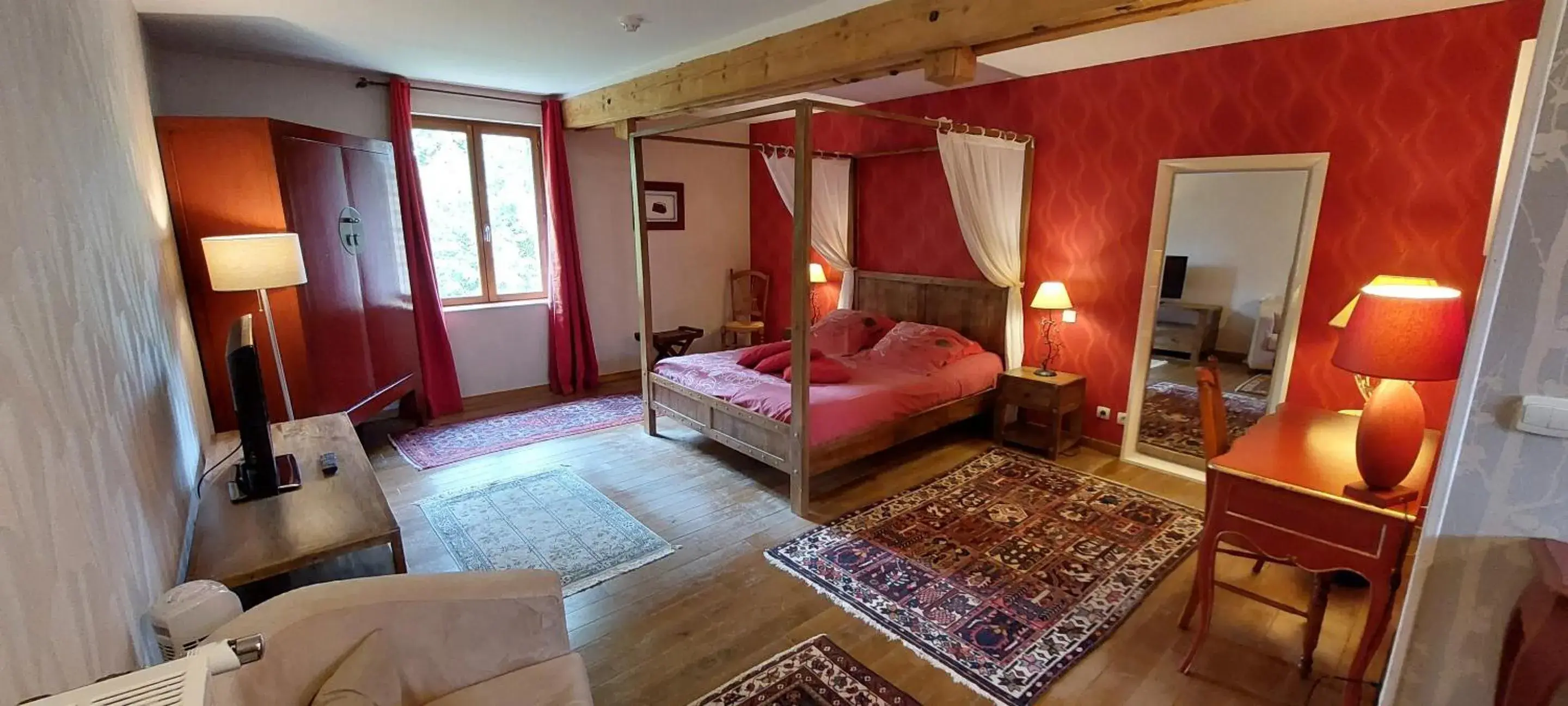 Queen Room - single occupancy in LES LAVANDIERES DE FONTAINE - A Queen Room - single occupancy in LES LAVANDIERES DE FONTAINE - A