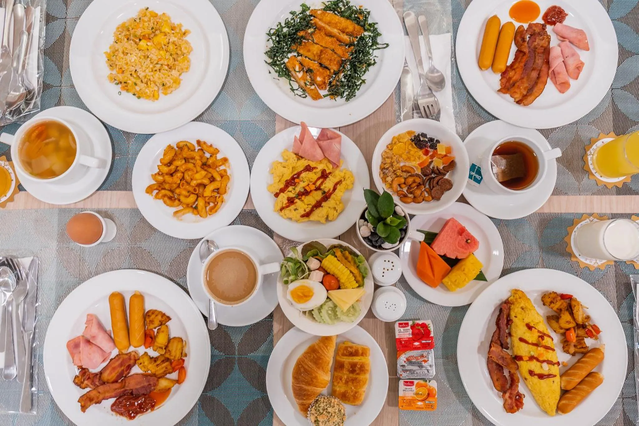 Restaurant/places to eat in Jasmine Grande Residence