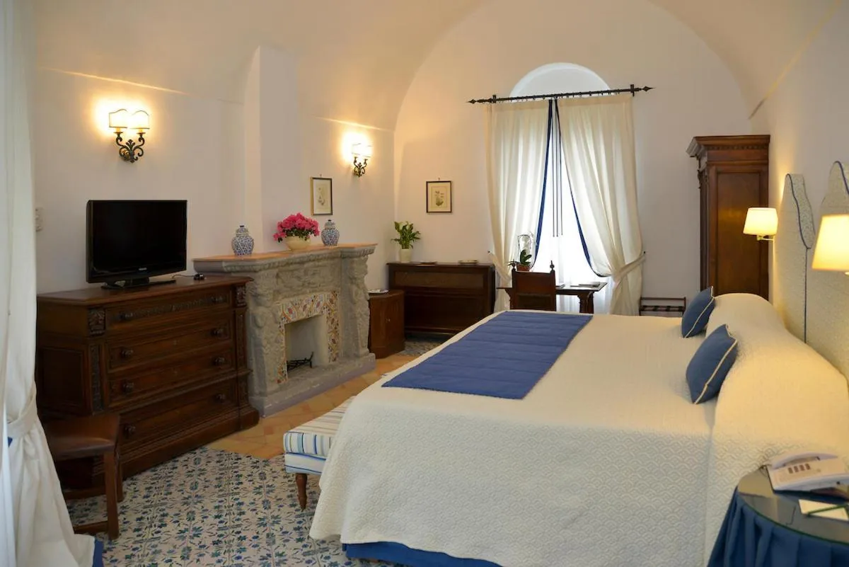 Bed in Hotel Villa Cimbrone